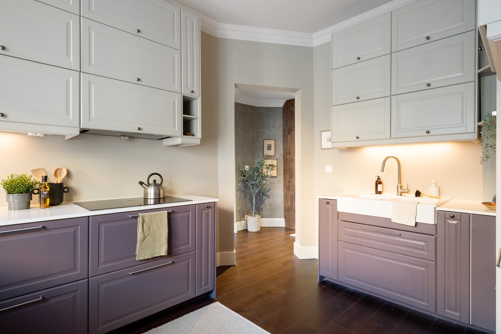 Praktisk kjøkkenløsning med god arbeidsflate og effektiv planløsning Galleribilde