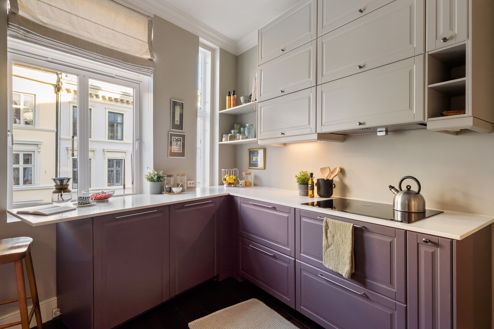 Kjøkken med integrert stekeovn, platetopp, mikroovn og oppvaskmaskin Galleribilde