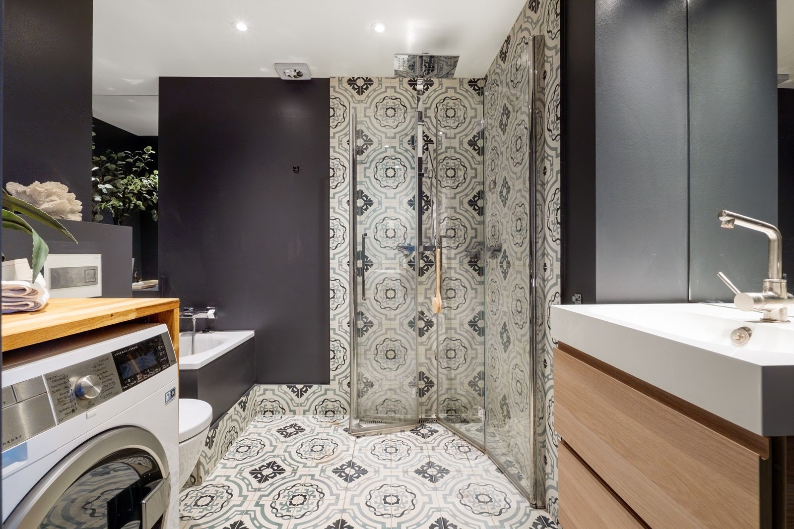 Bad med badekar, innfellbare dusjdører og opplegg for vaskemaskin Galleribilde