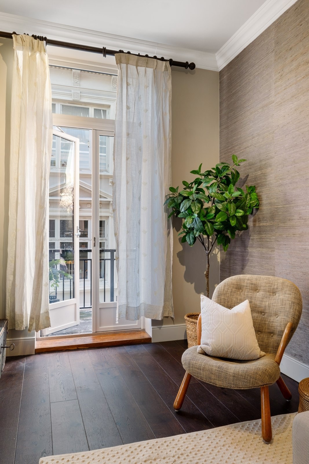 Stuen er lys og innbydende og har direkte utgang til balkong Galleribilde