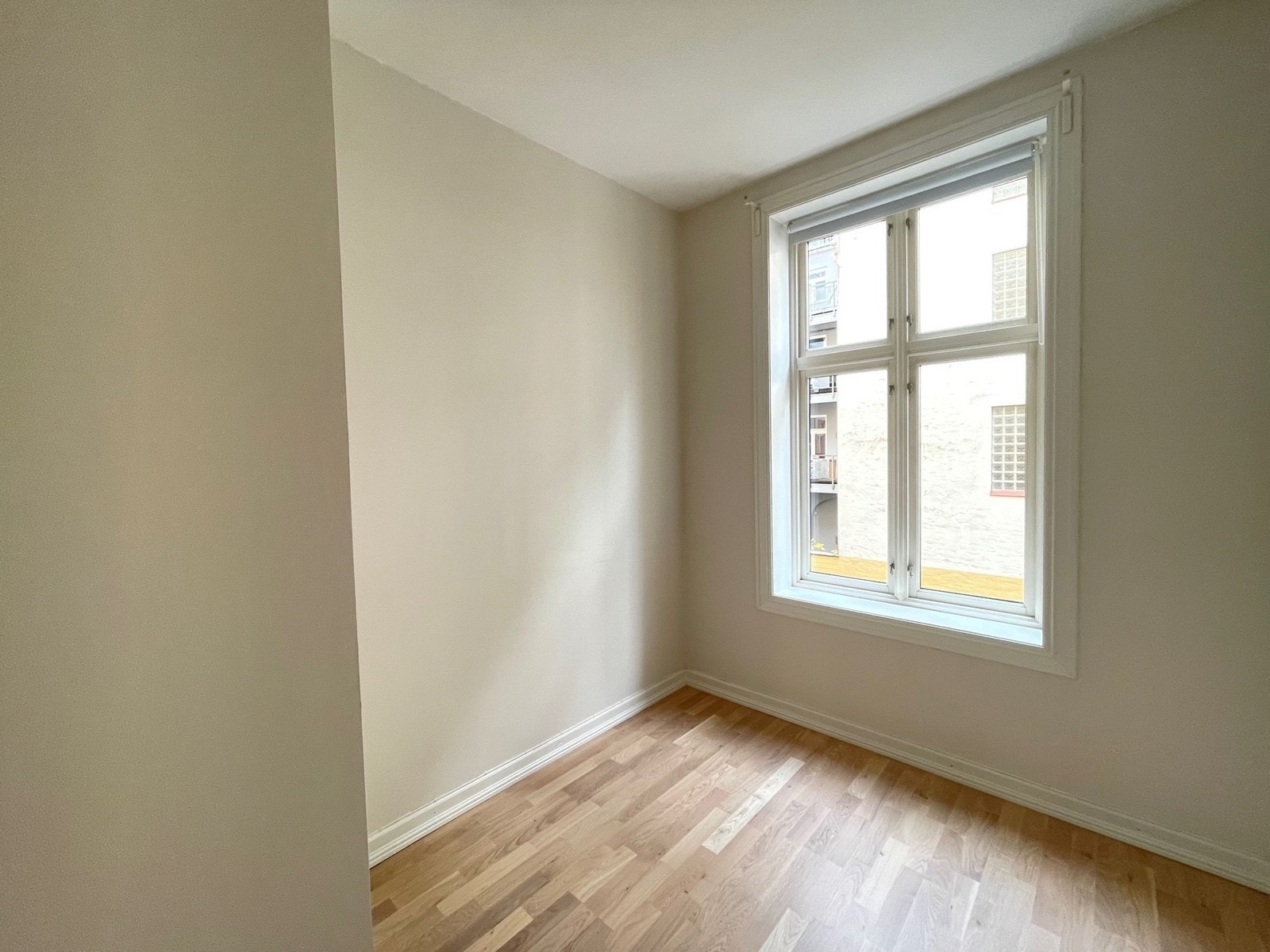 Plass til dobbeltseng og skap. Galleribilde