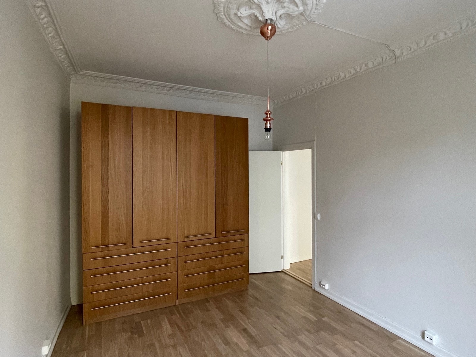 Garderobeskap medfølger. Galleribilde