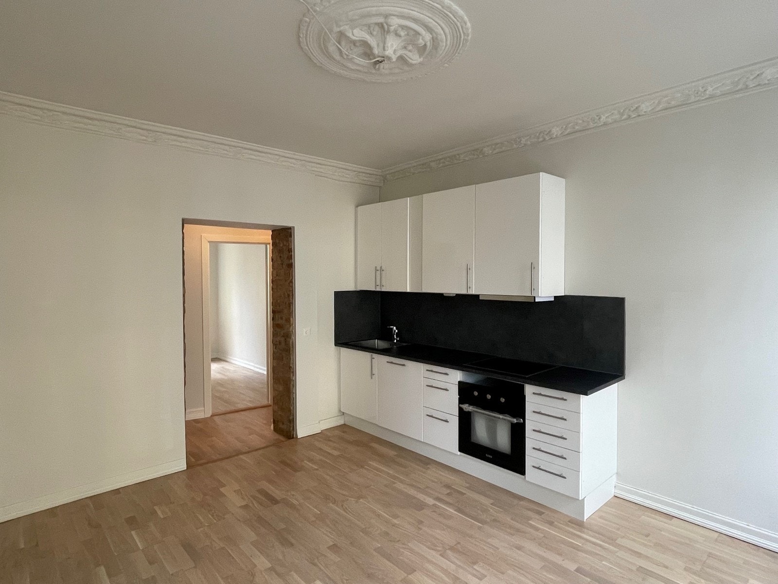 Nyere kjøkken med integrert komfyr, platetopp og oppvaskmaskin. Galleribilde