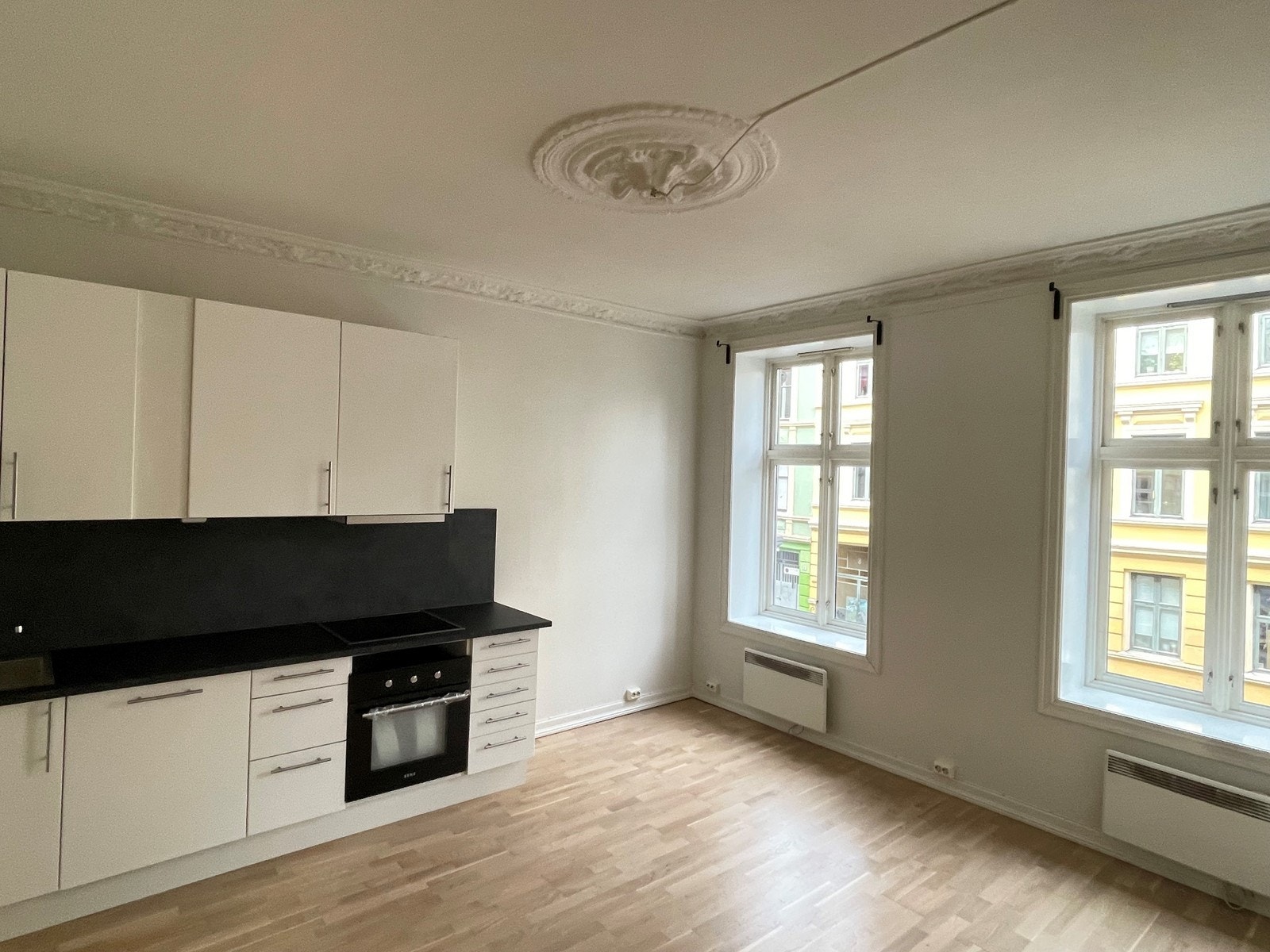 Åpen stue/kjøkken løsning med lekre klassiske detaljer. Galleribilde