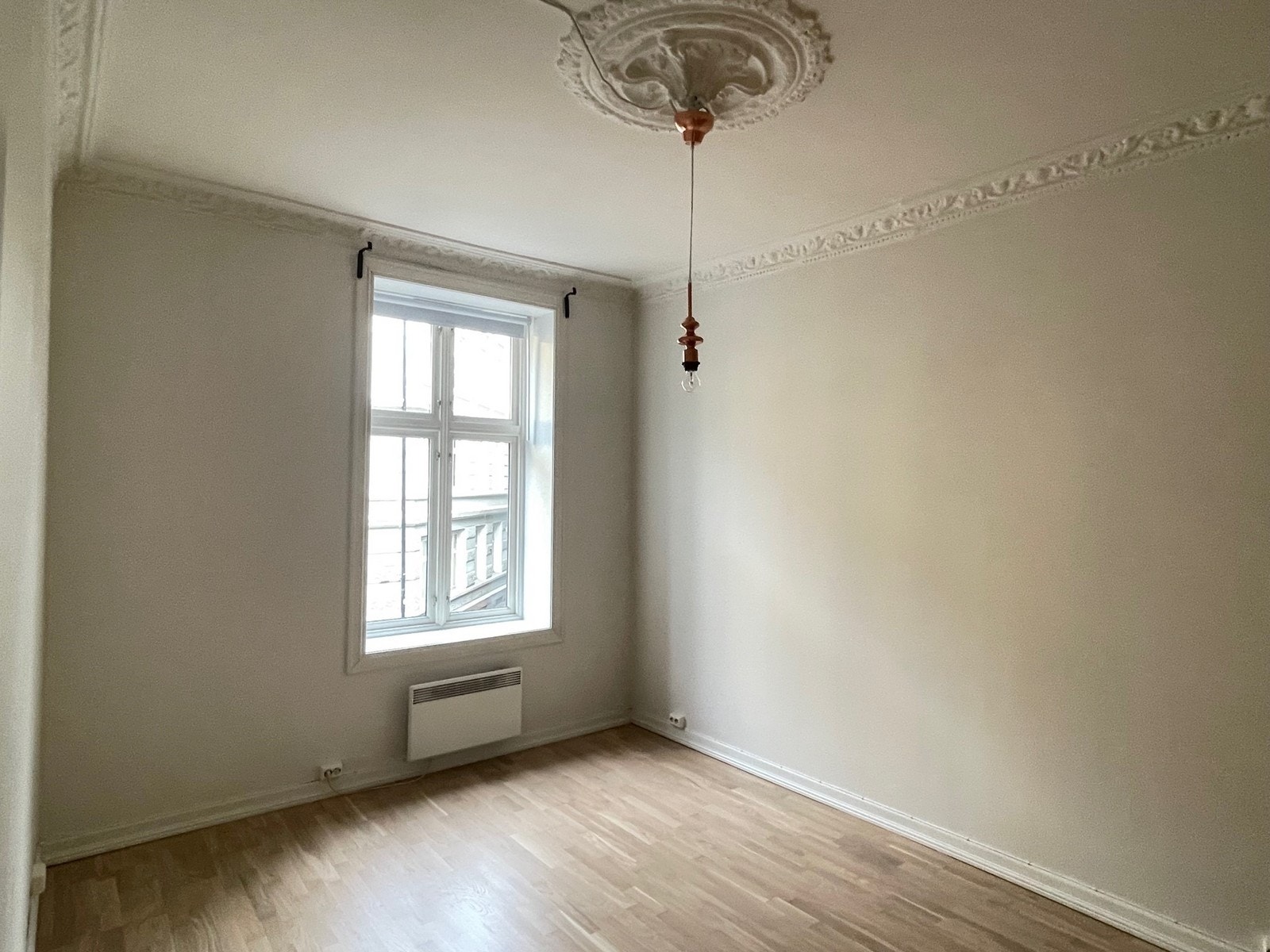 Soverom 1 med stukkatur og rosett. God plass til seng. Galleribilde