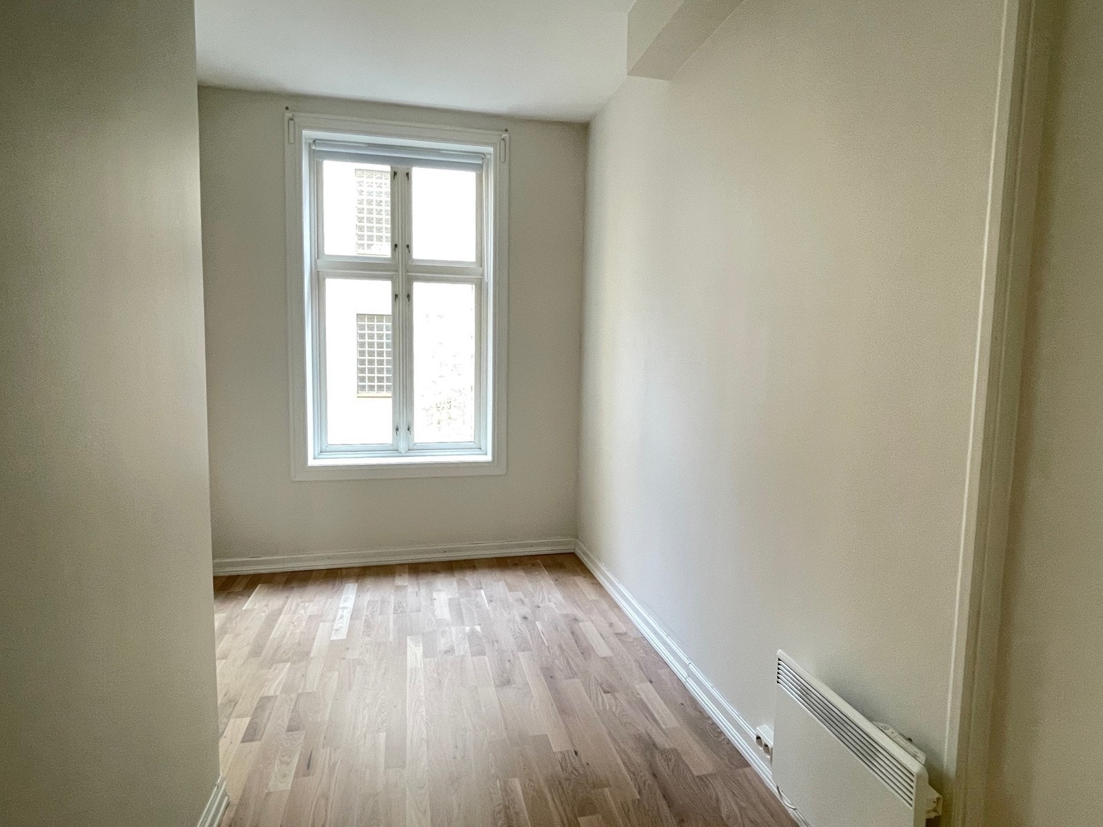 Soverom 2 av god størrelse, vendt inn mot bakgård Galleribilde