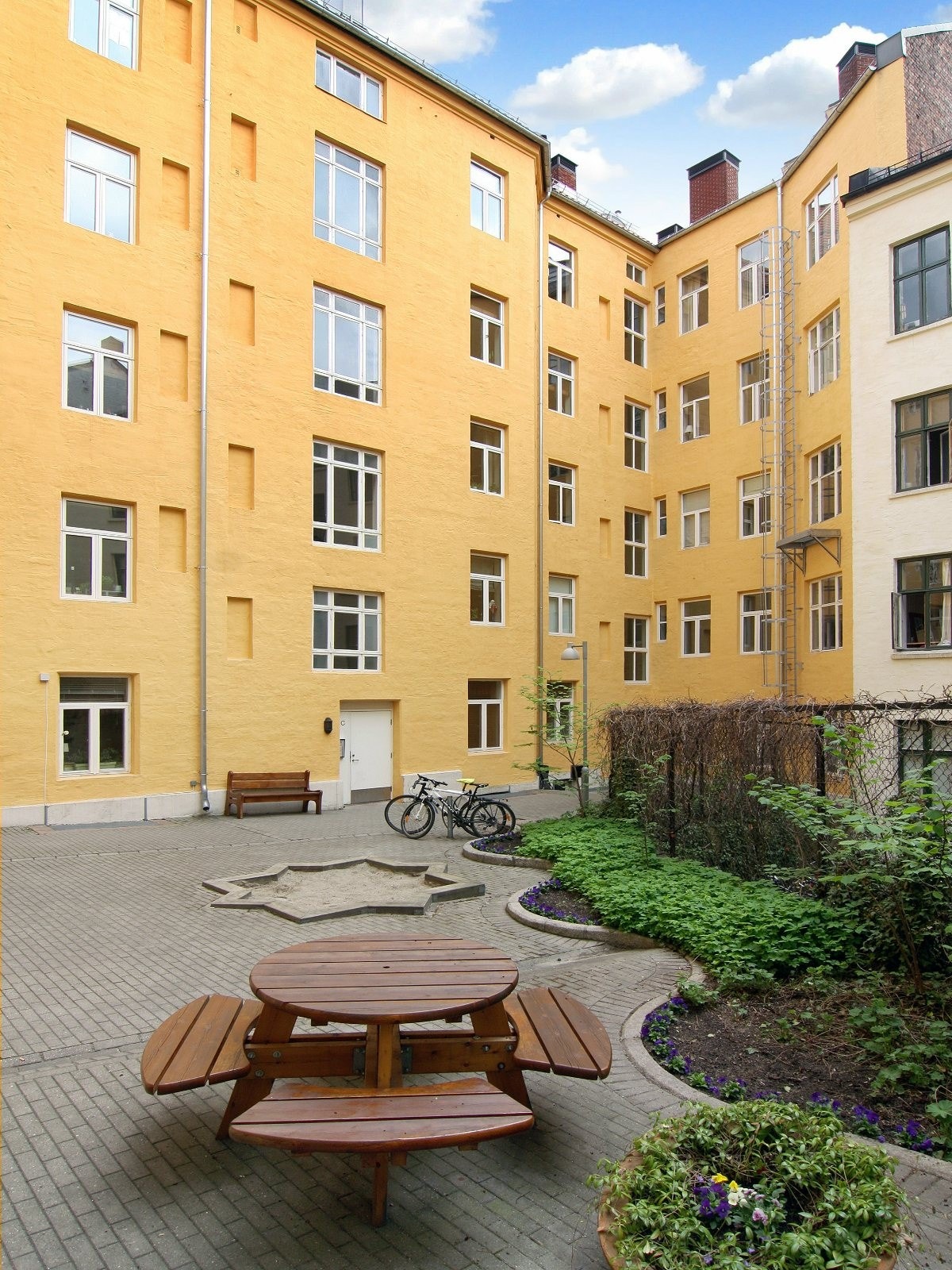 Bakgård Galleribilde