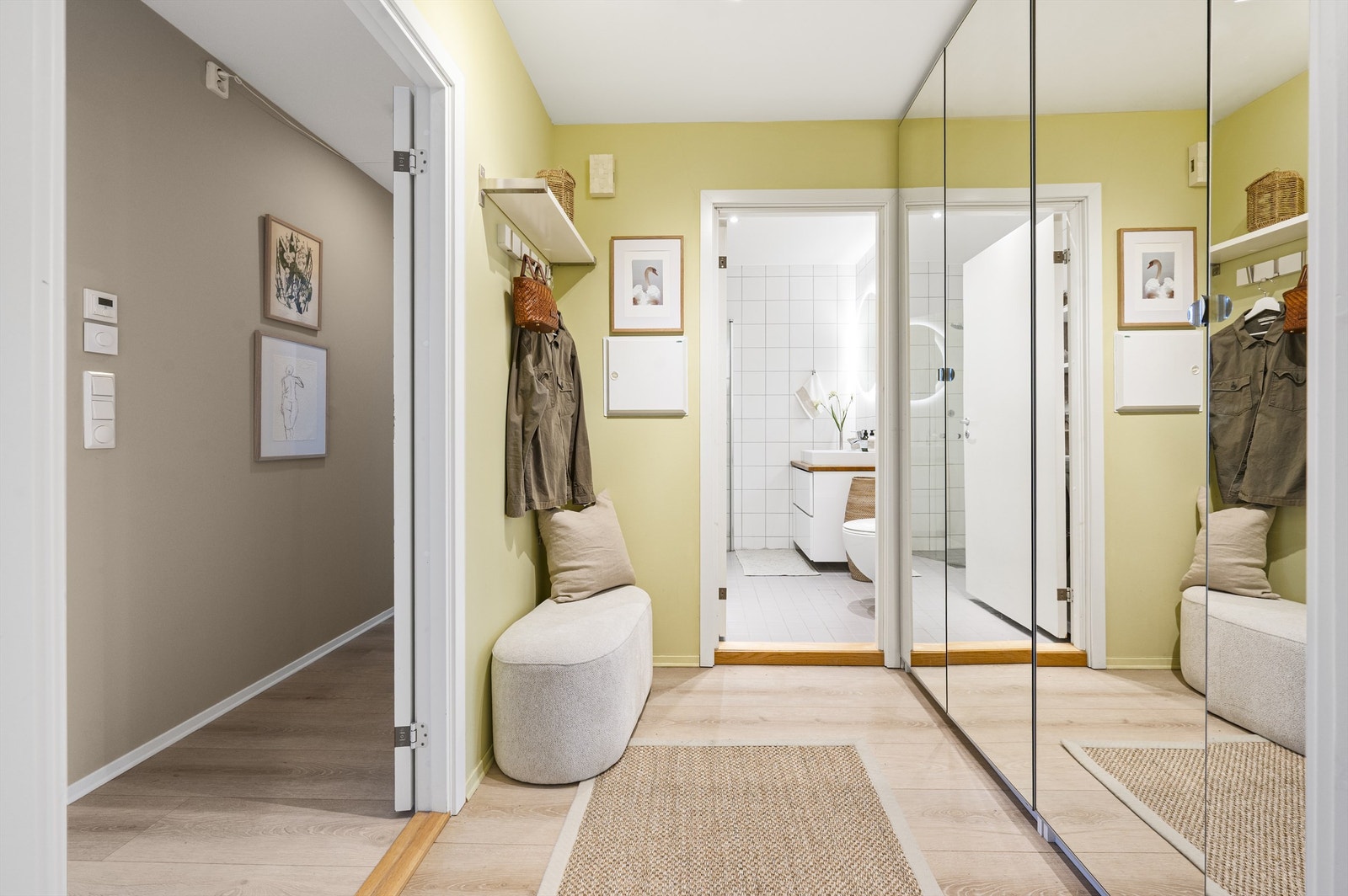 Entréen har god plass til yttertøy og sko i et romslig garderobeskap med speilfronter. Galleribilde