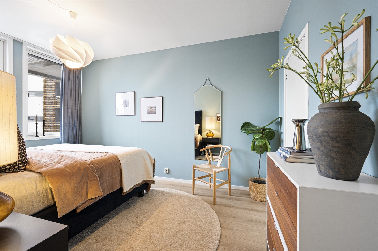 Rommet har malte, tidsriktige overflater og et slitesterkt laminatgulv. Galleribilde