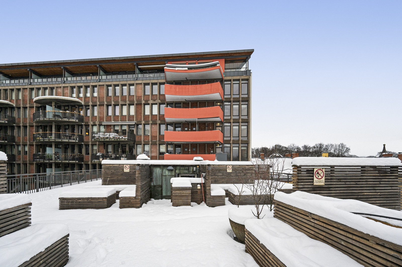 Fra takterrassene har man en åpen utsikt over nærområdet. Takterrassene er utstyrt med kjøkken og toalett til felles bruk for beboerne. Galleribilde