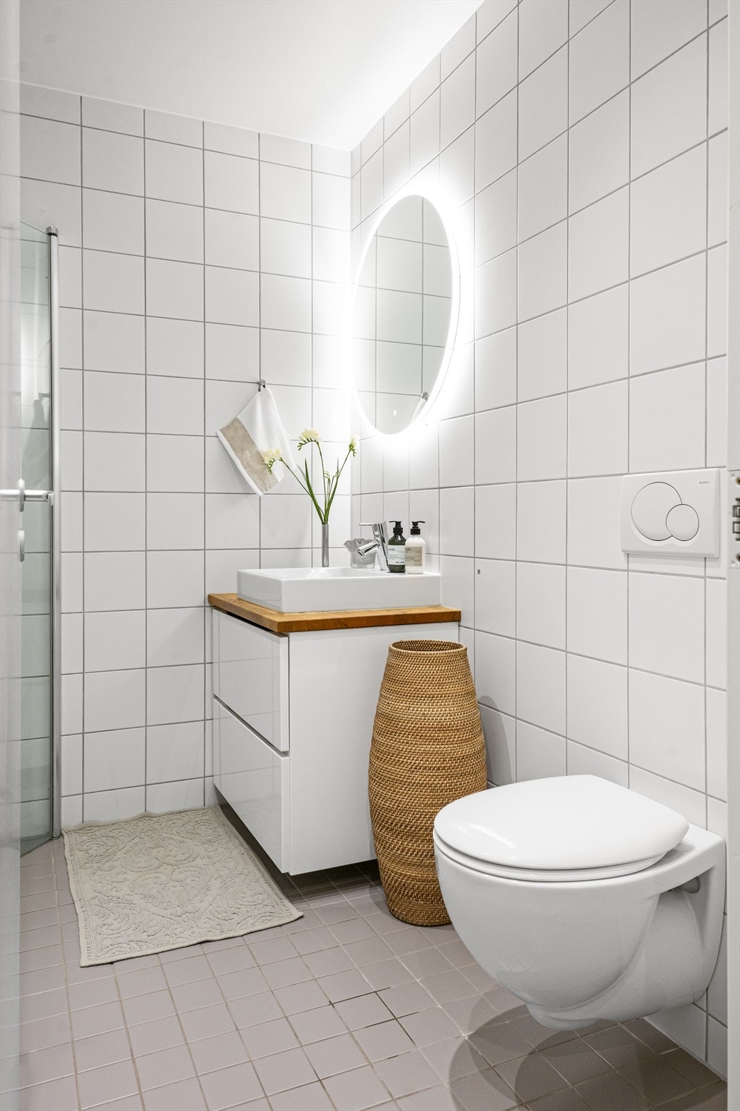 Badet er innredet med vegghengt klosett og servant nedfelt i innredning. Galleribilde