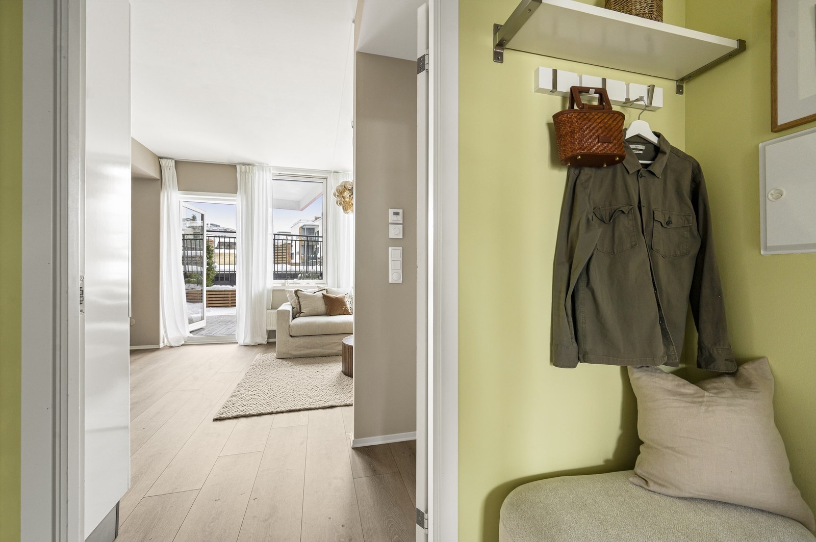 En lys og innbydende entré ønsker deg velkommen. Galleribilde