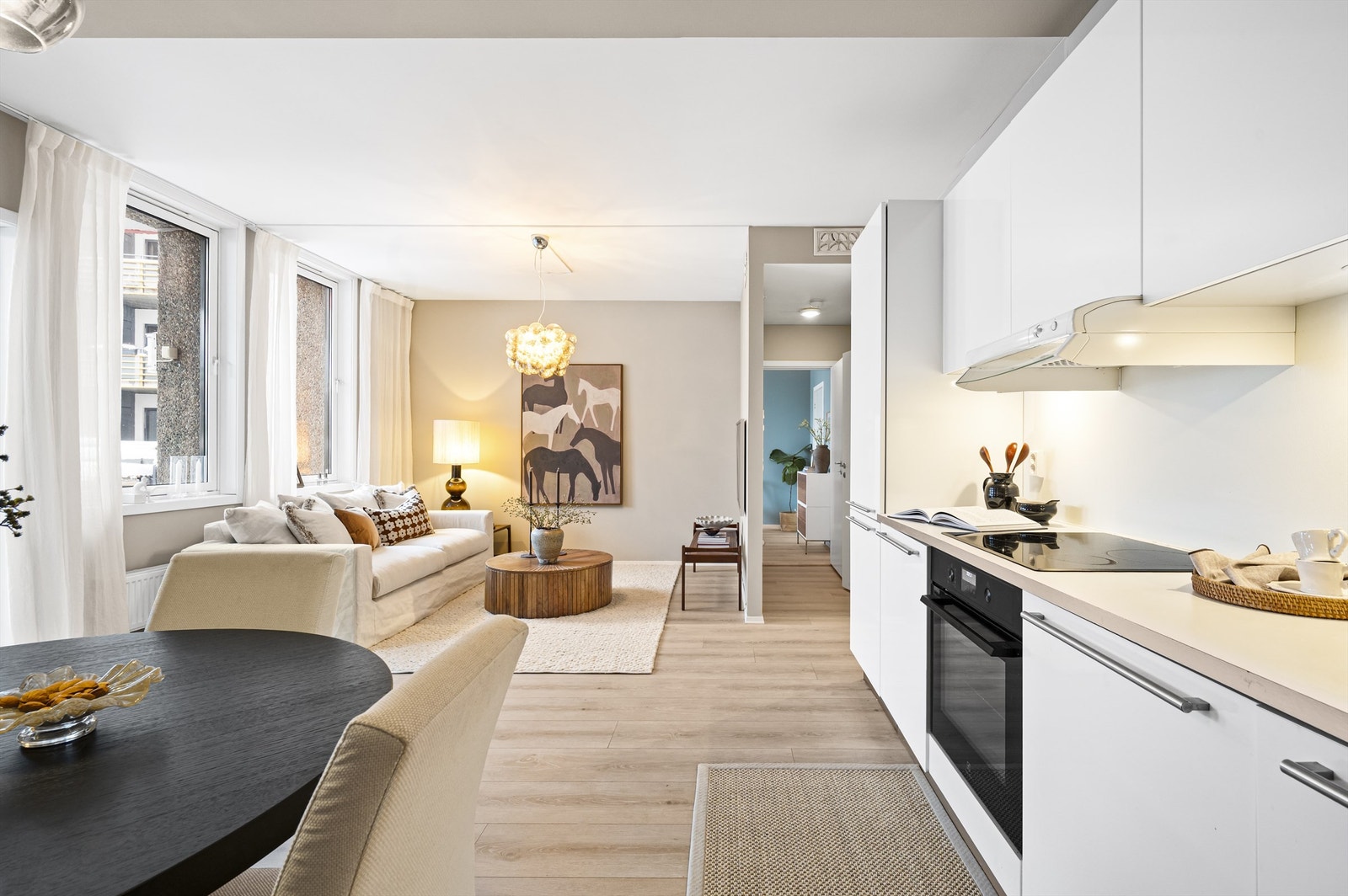 Den åpne stue- og kjøkkenløsningen skaper et sosialt rom og et naturlig samlingspunkt. Galleribilde