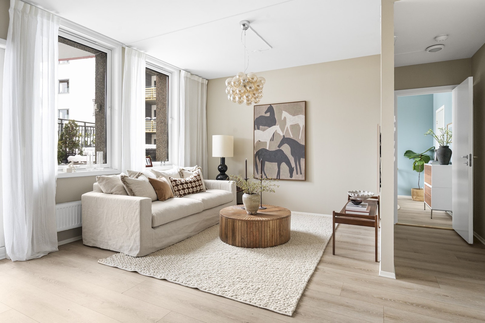 Tom Martinsen v/Krogsveen har gleden av å presentere en moderne og delikat 2-roms med en sjelden stor balkong og sentral, men rolig beliggenhet. Galleribilde