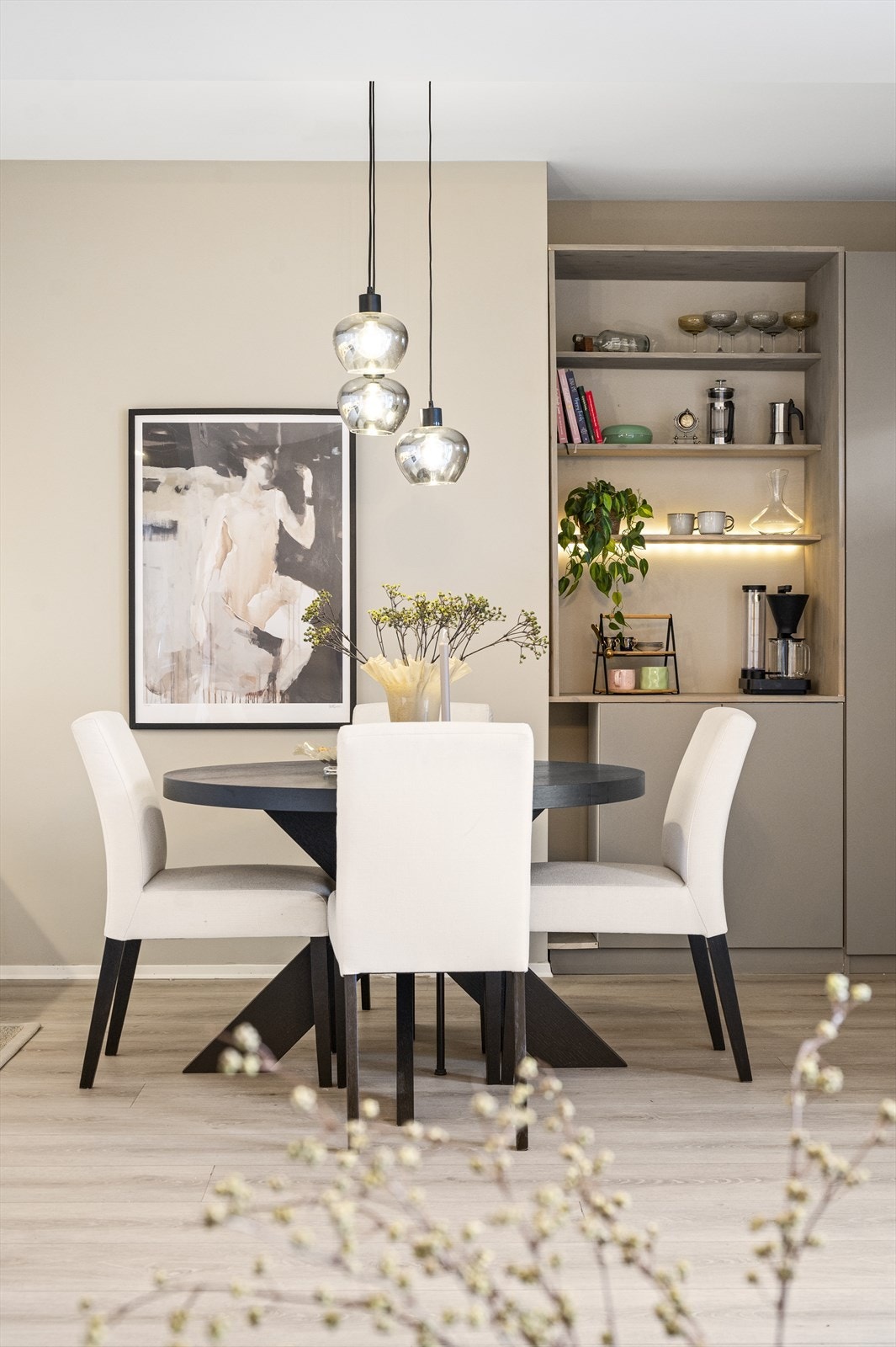 Det er god plass til en hyggelig spiseplass i tilknytning til kjøkkenet. Galleribilde