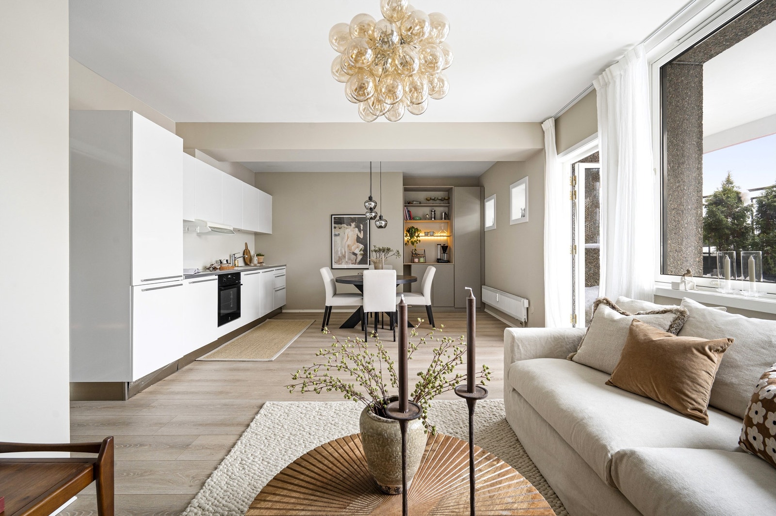 Store vindusflater kombinert med den gode takhøyde på 2,65 meter, sørger for en luftig atmosfære. Galleribilde