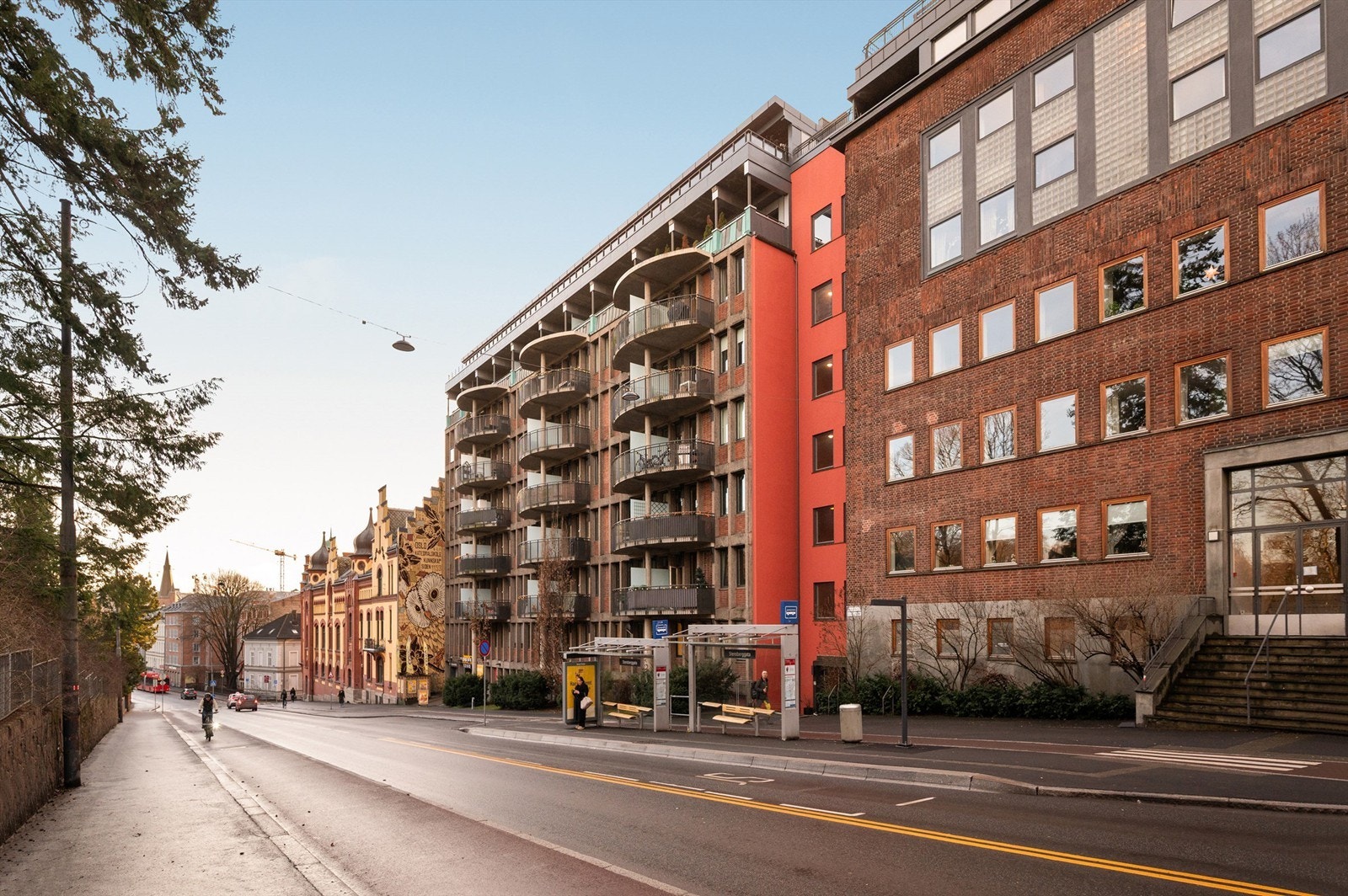 Området har et svært godt kollektivtilbud, med busstopp i Stensberggata like ved. Galleribilde