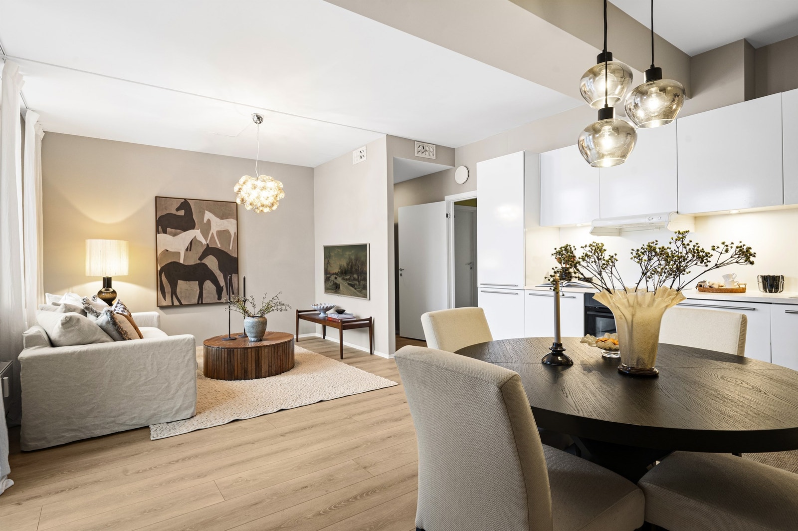 Kjøkkenet er holdt i en sosial, åpen løsning som gir god kommunikasjon med gjestene. Galleribilde