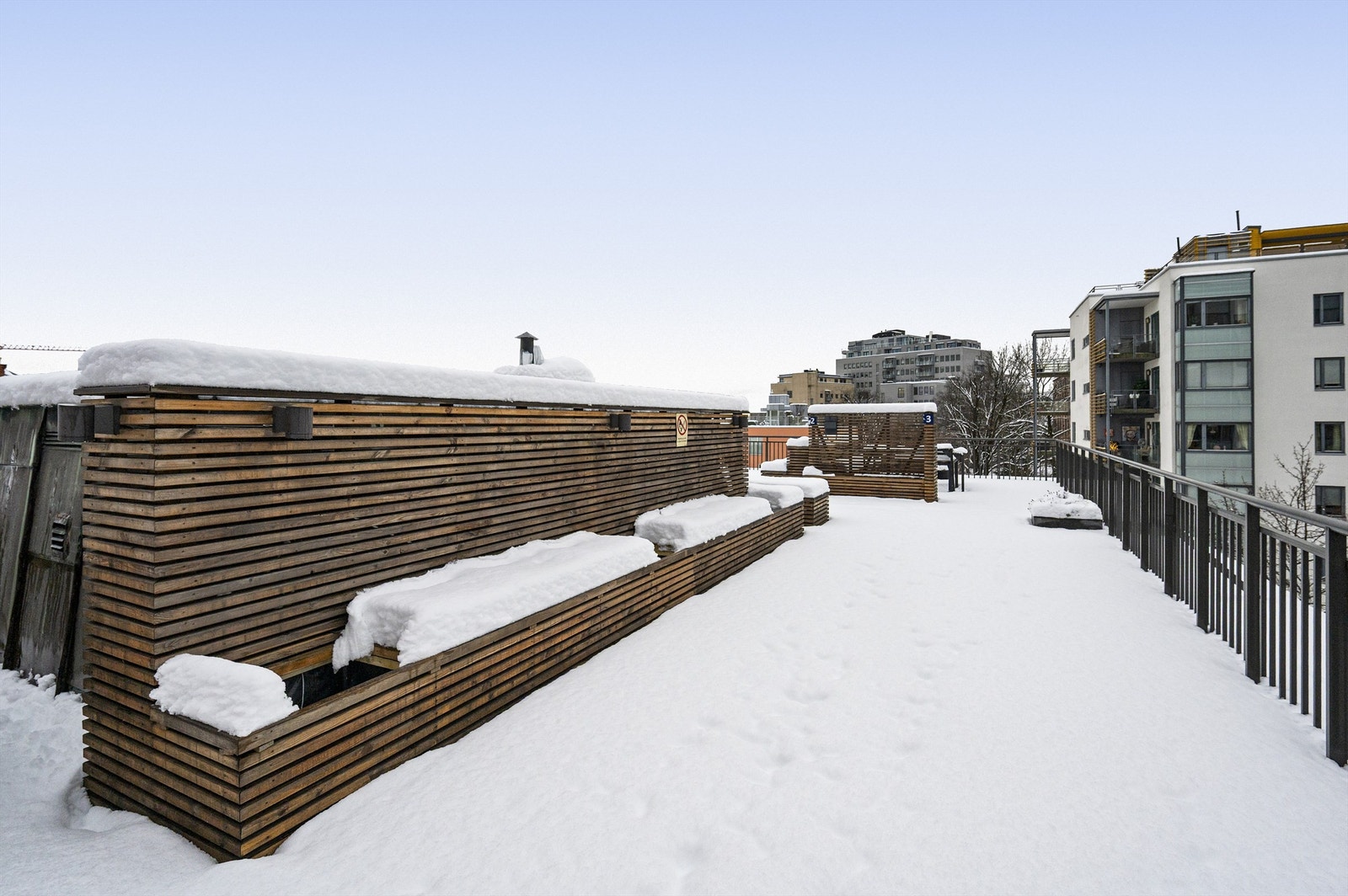 To felles takterrasser med utemøbler og beplantning. Galleribilde