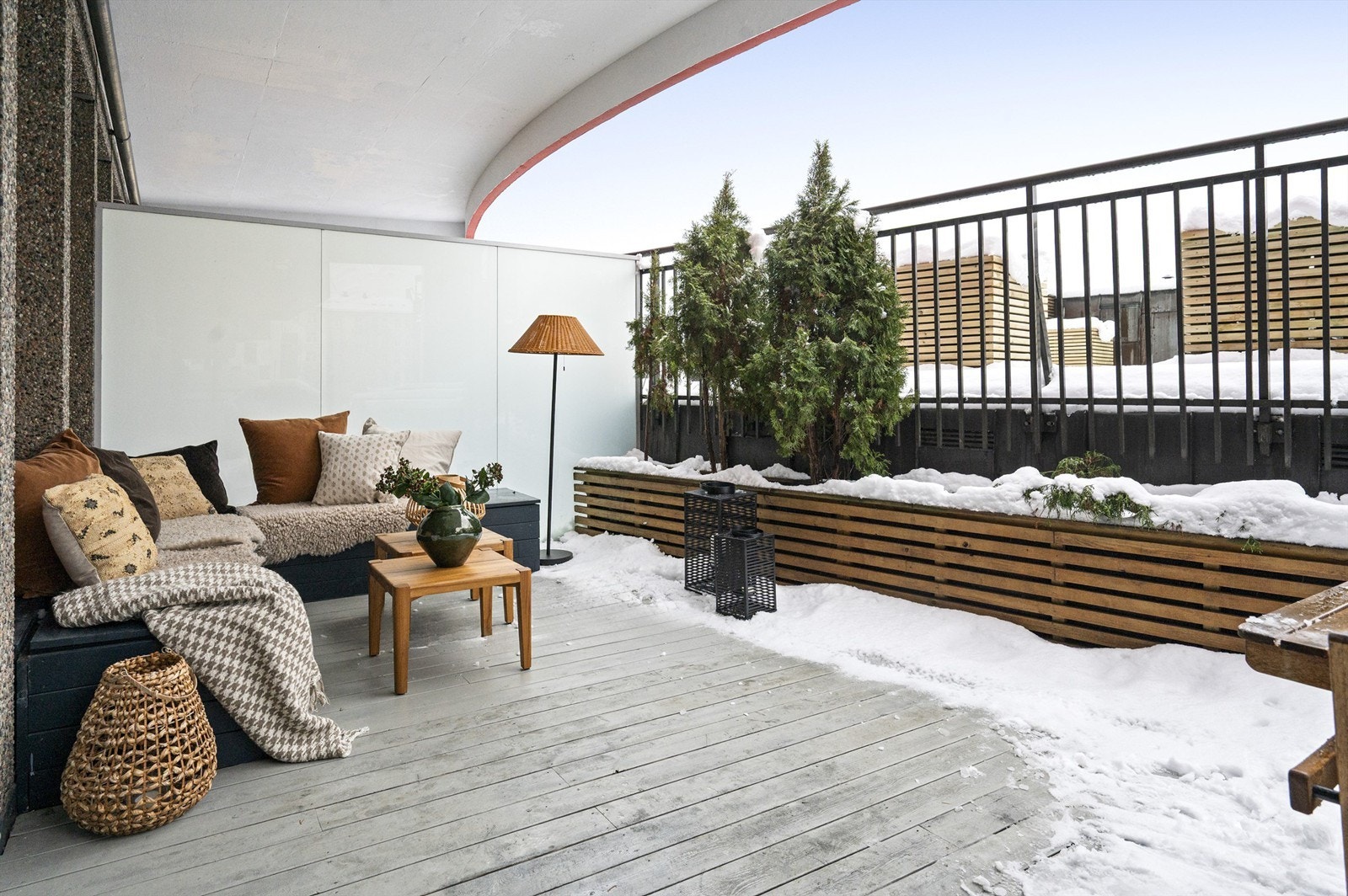 Her ute kan du enkelt innrede med flere hyggelige soner for sosiale sammenkomster. Galleribilde