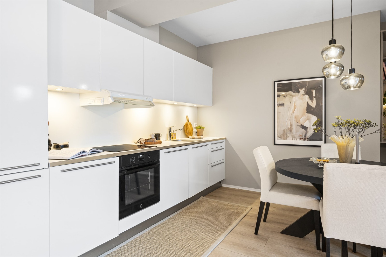 Kjøkkenet er utstyrt med integrerte hvitevarer og praktisk belysning under overskapene. Galleribilde