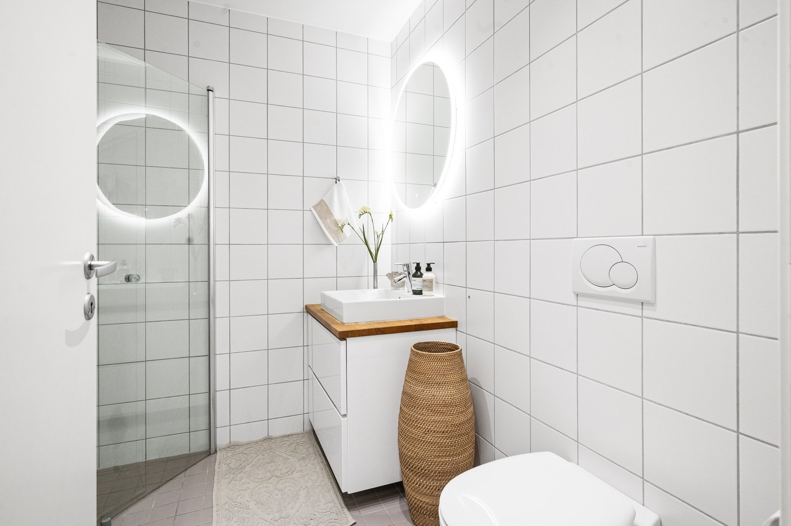 Her på badet er det behagelig, vannbåren gulvvarme for økt komfort. Galleribilde