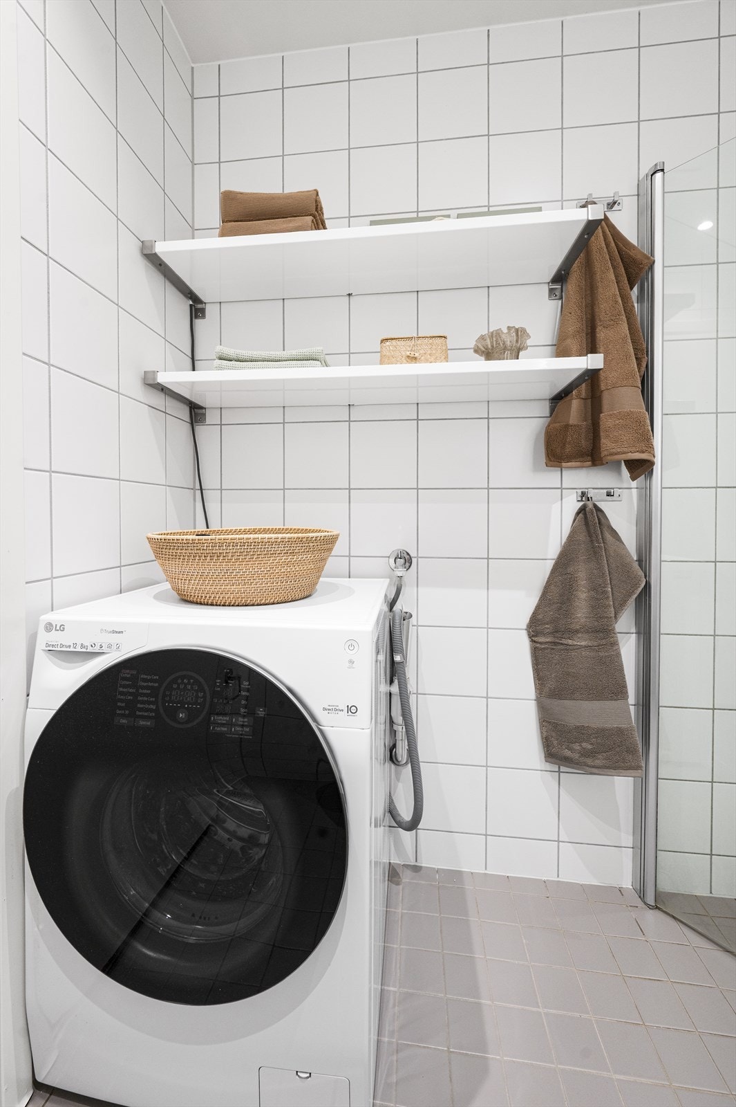 Det er praktisk opplegg for vaskemaskin på badet. Galleribilde