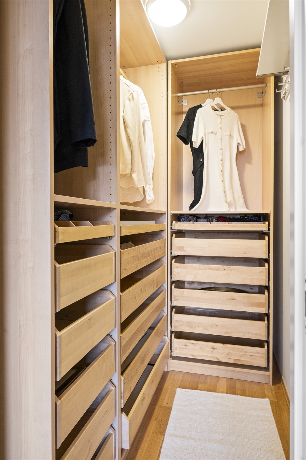 Boden er innredet med parkett på gulvet og et fleksibelt garderobesystem. Galleribilde