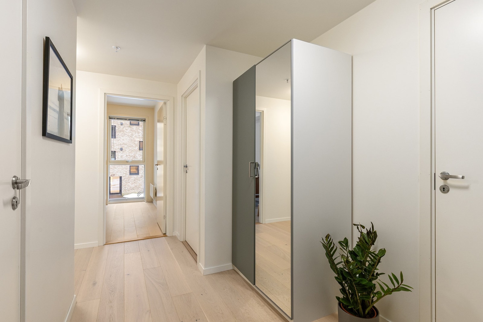 Garderobeskap medfølger. Galleribilde