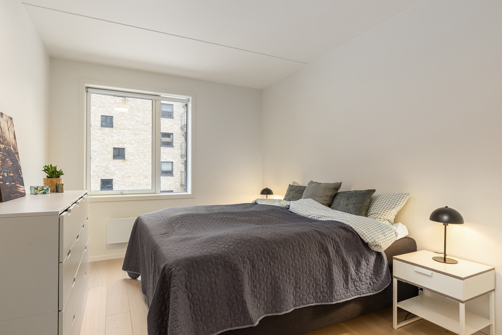 Hovedsoverommet er romslig, med gode møbleringsmuligheter. Det er plass til dobbeltseng med nattbord på begge sider, kommode og garderobeskap. Galleribilde