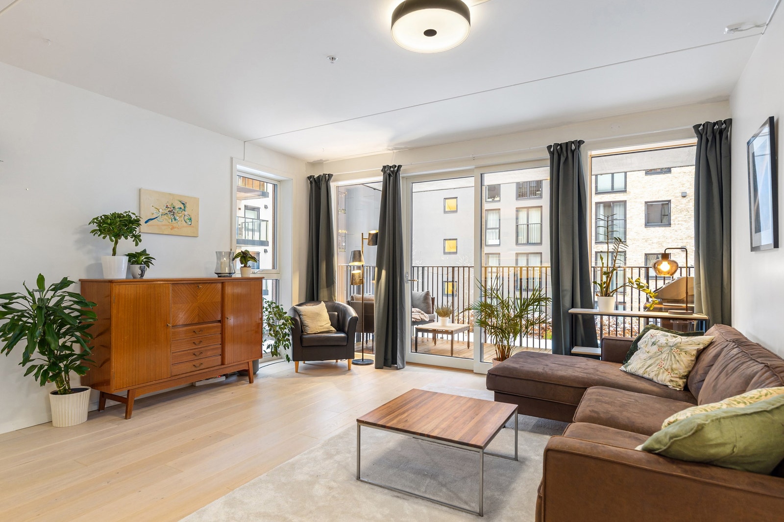 Det er lagt tidsriktig enstavs parkett på gulvene samt slette malte flater på vegger med listefrie overganger til tak. Galleribilde