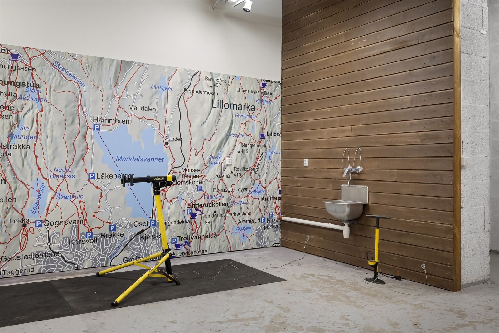 Felles ski og sykkel prepperom. Galleribilde