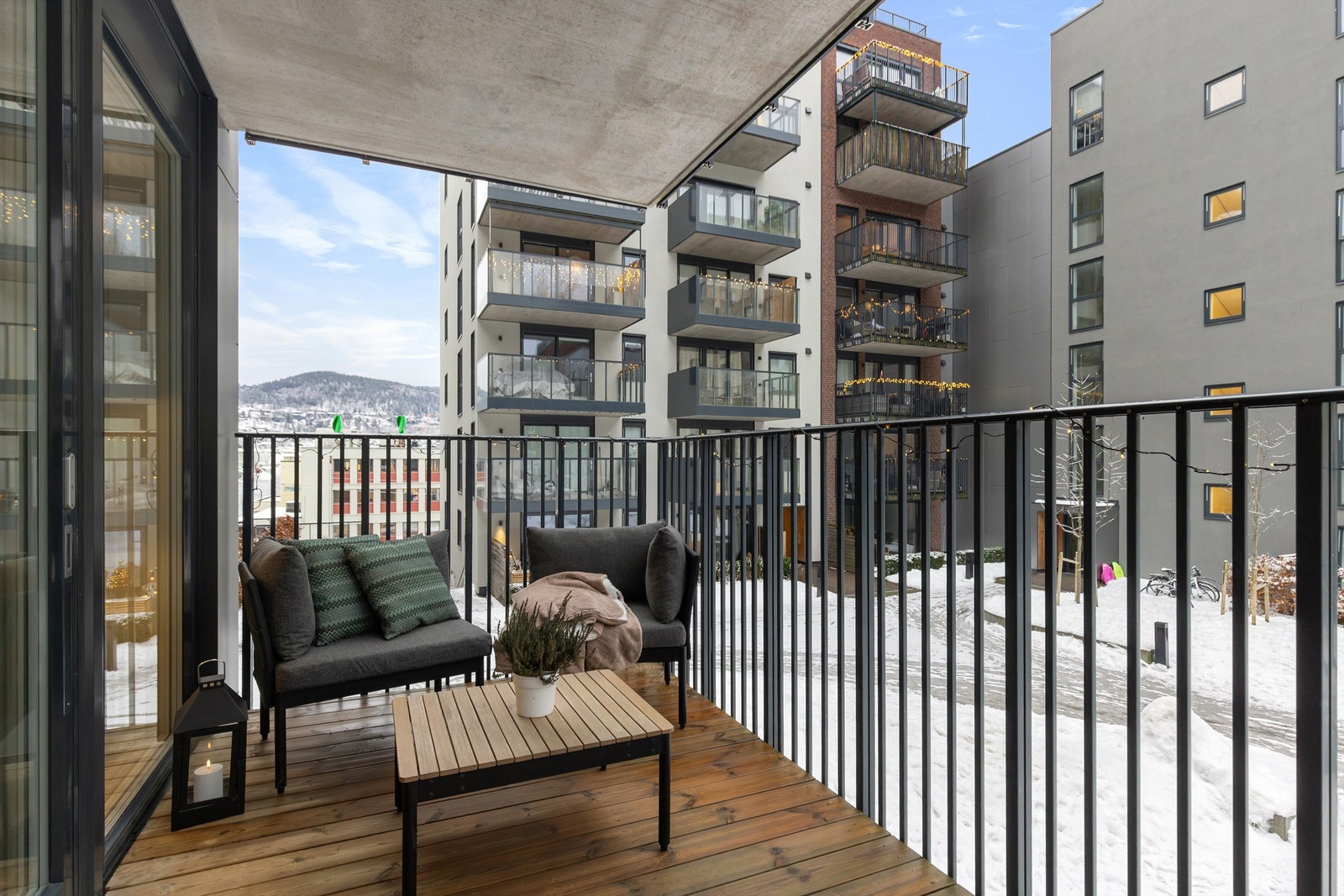 Balkong med rekkverk i stål, utvendig belysning og stikkontakt, ideell for stemningsfulle øyeblikk. Galleribilde