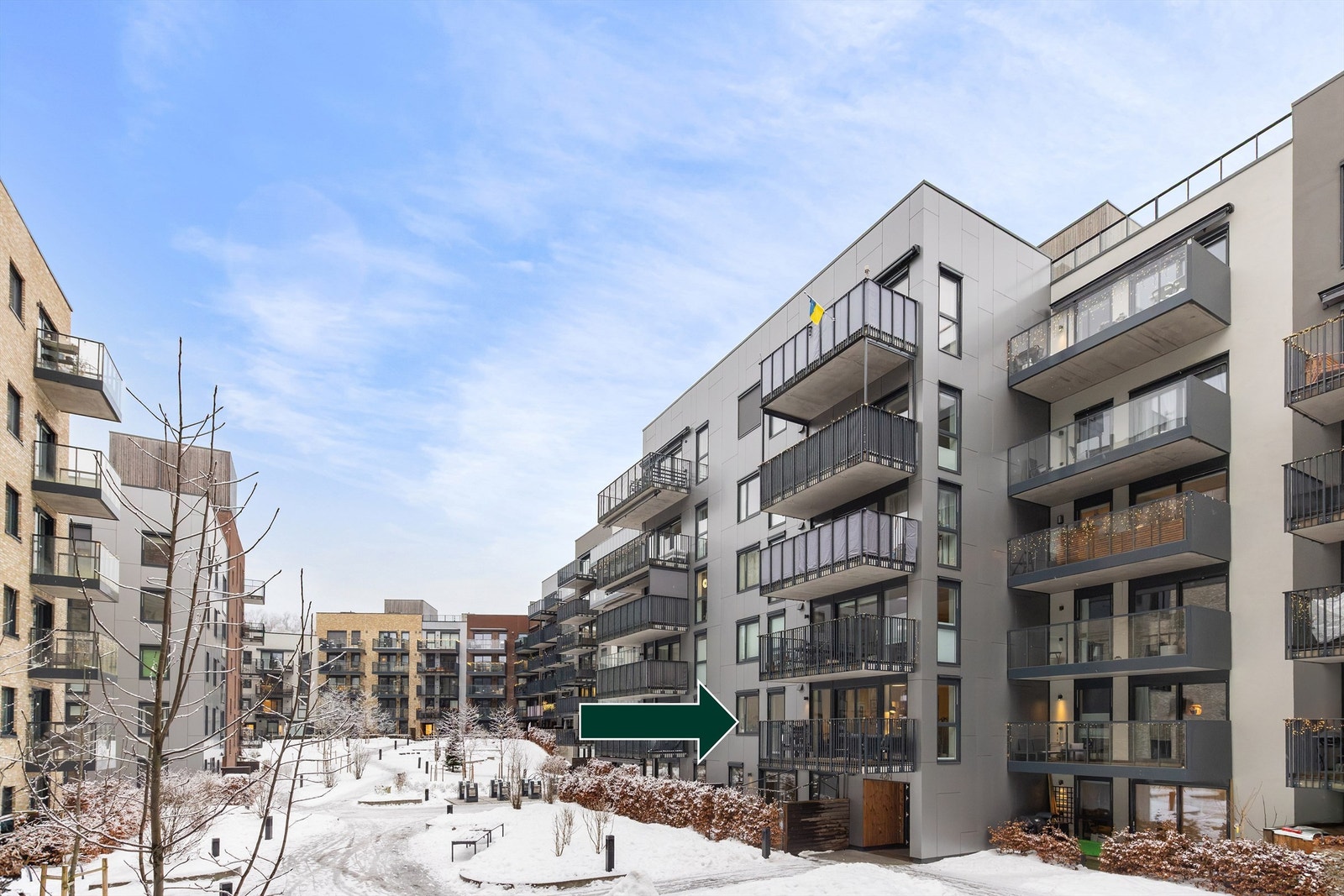 Eiendommen har hyggelige fellesarealer som er pent beplantet og byr på et grønt og trivelig uterom om sommeren. Galleribilde