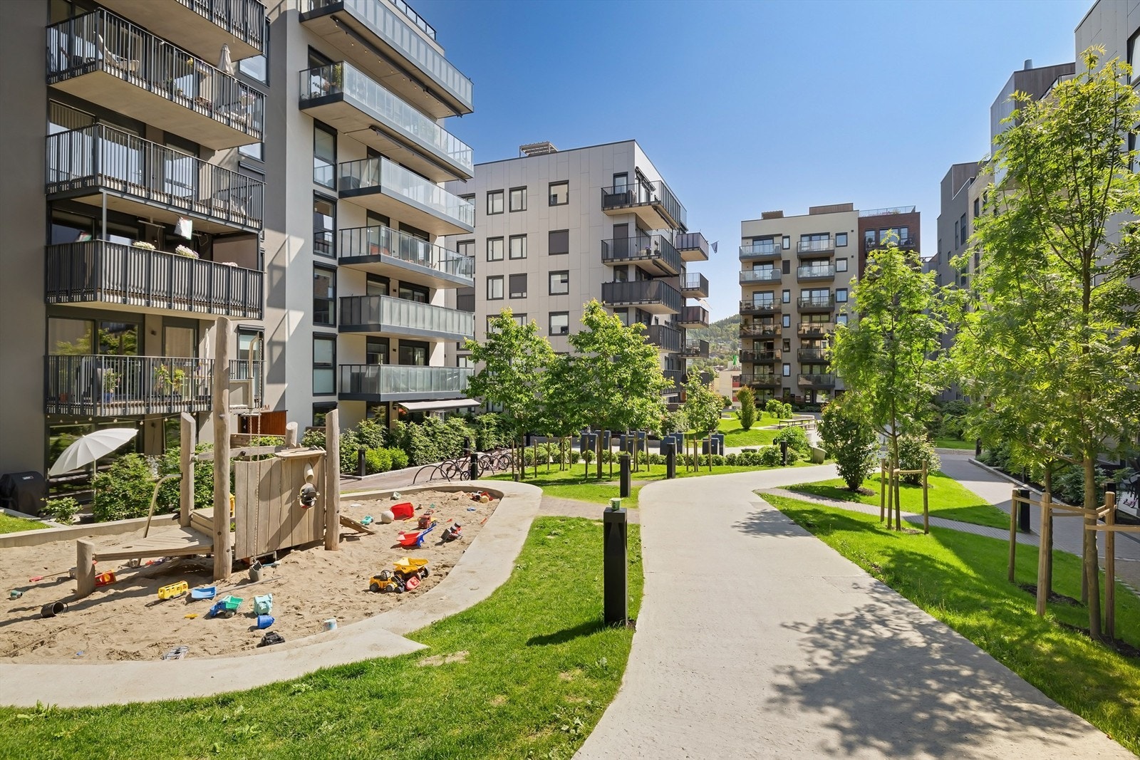 Herlige lekeområder for barn, med beplantning og trivelige benkeplasser. Galleribilde