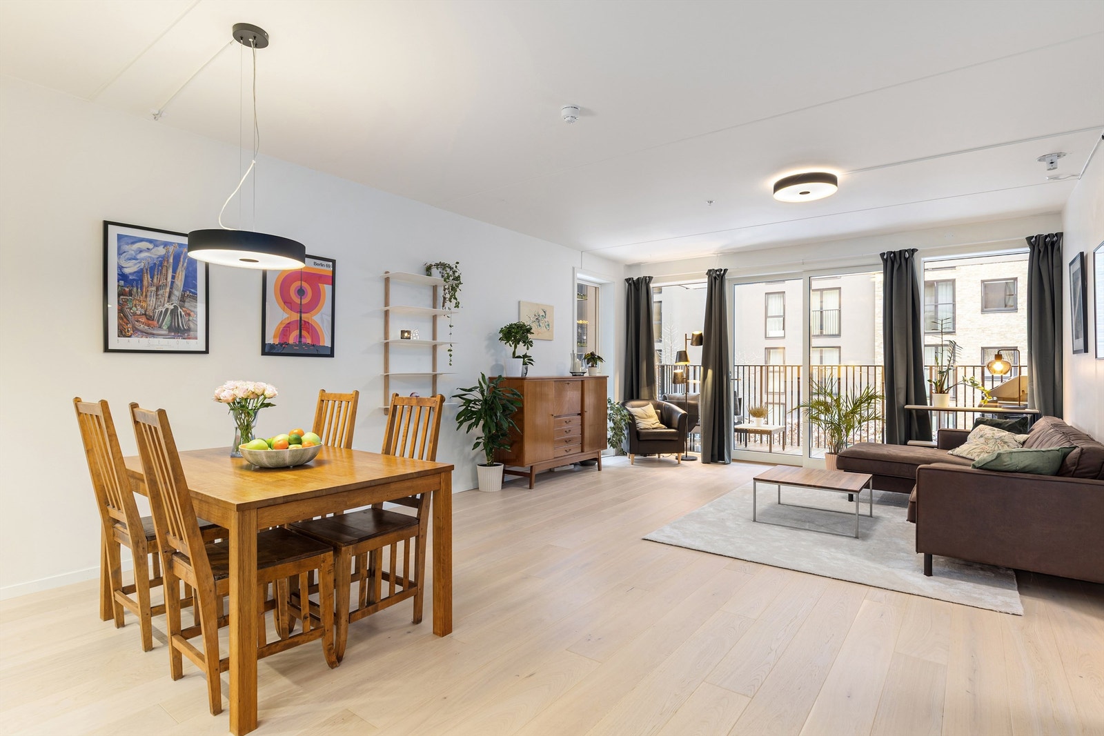 Oppholdsrommet har en fin utforming som gir god plass til møblering av forskjellige soner. Galleribilde