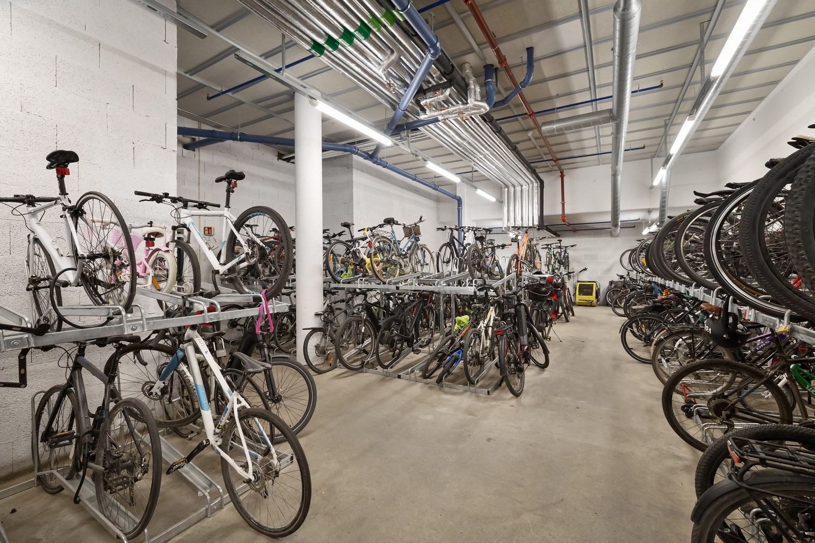 Felles sykkelparkering Galleribilde