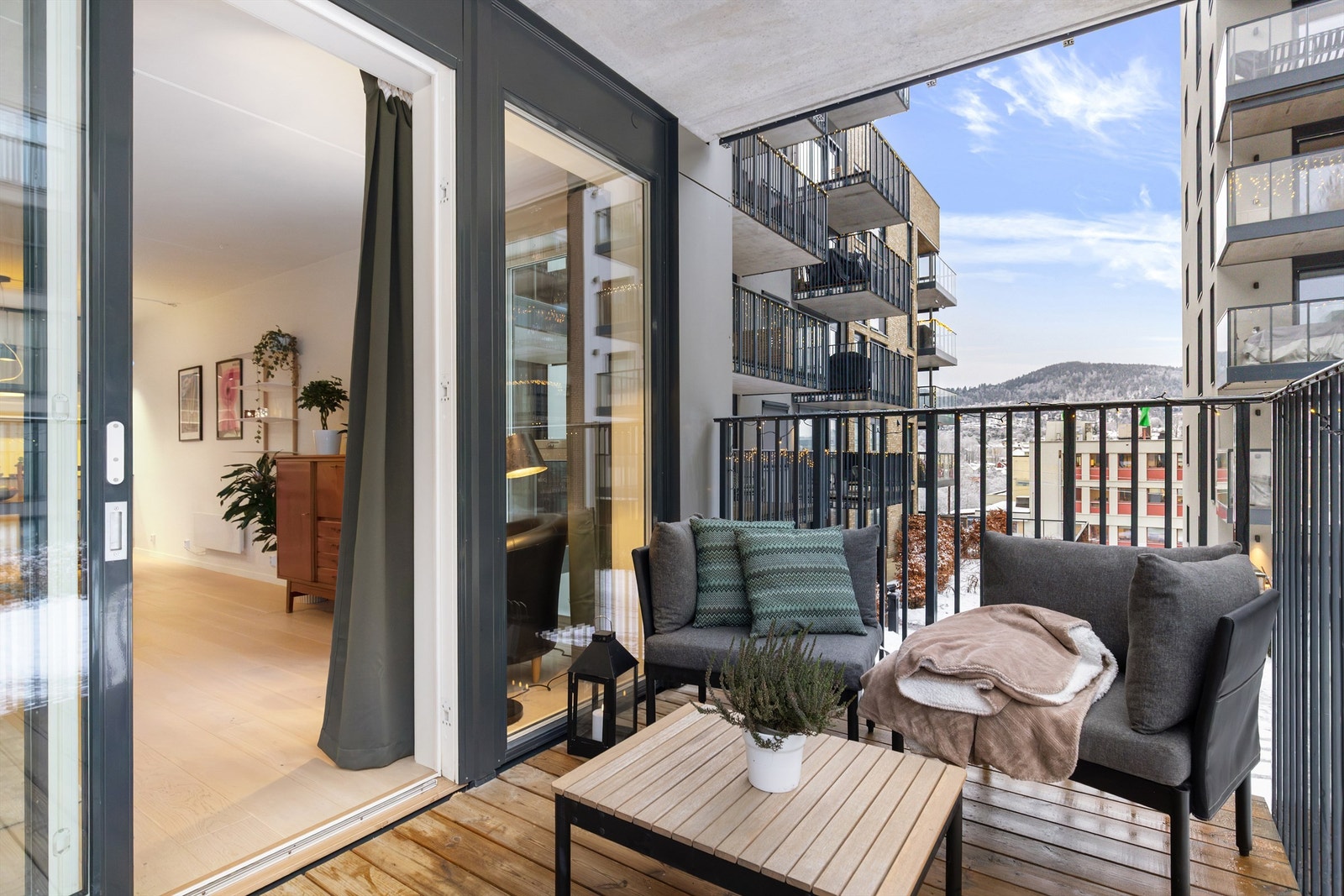 Fra balkongen er det også utsikt til populære Grefsenkollen. Perfekt destinasjon for den turglade, med restaurant og fantastisk utsikt over Oslo. Galleribilde