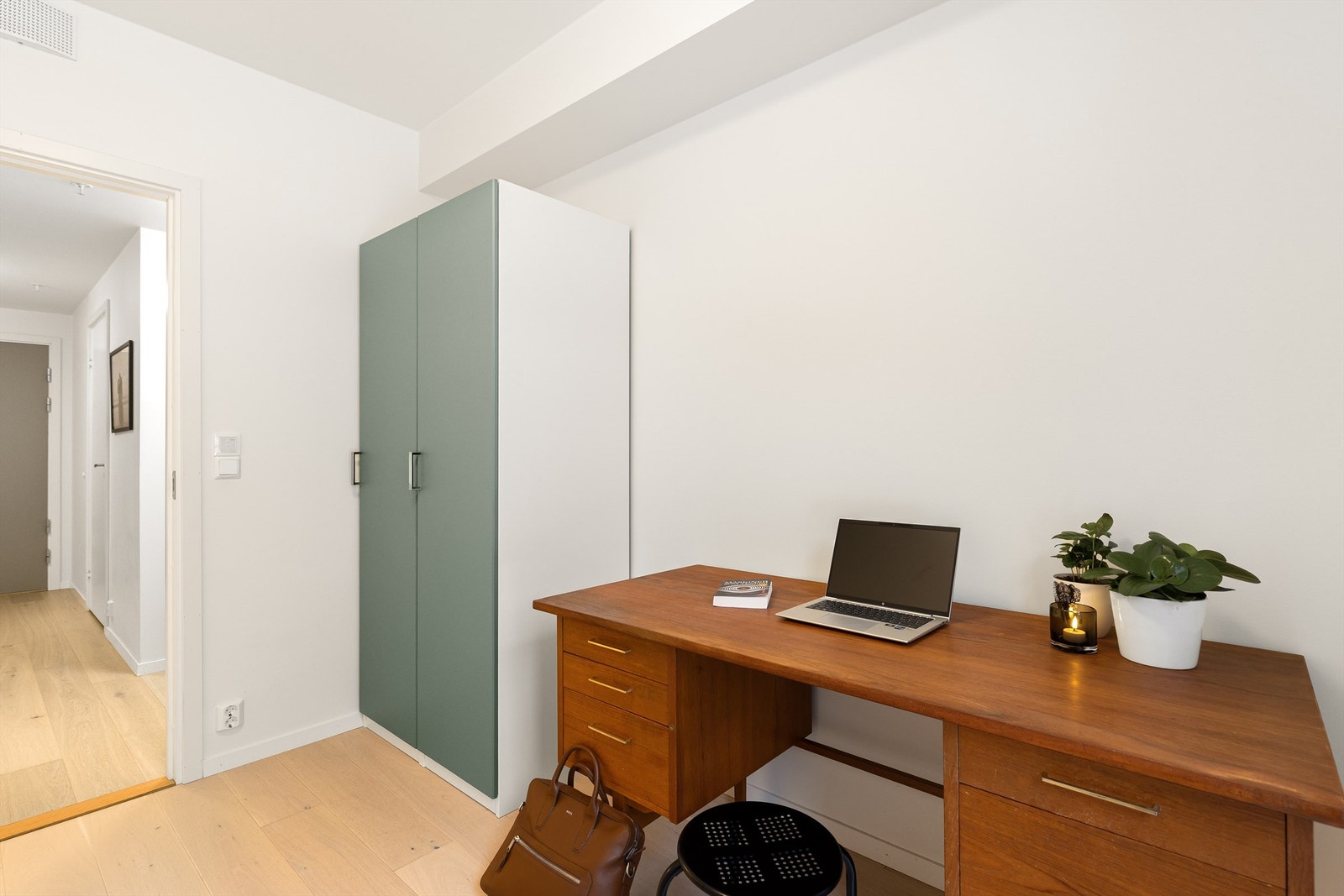 Praktisk garderobeskap medfølger. Galleribilde