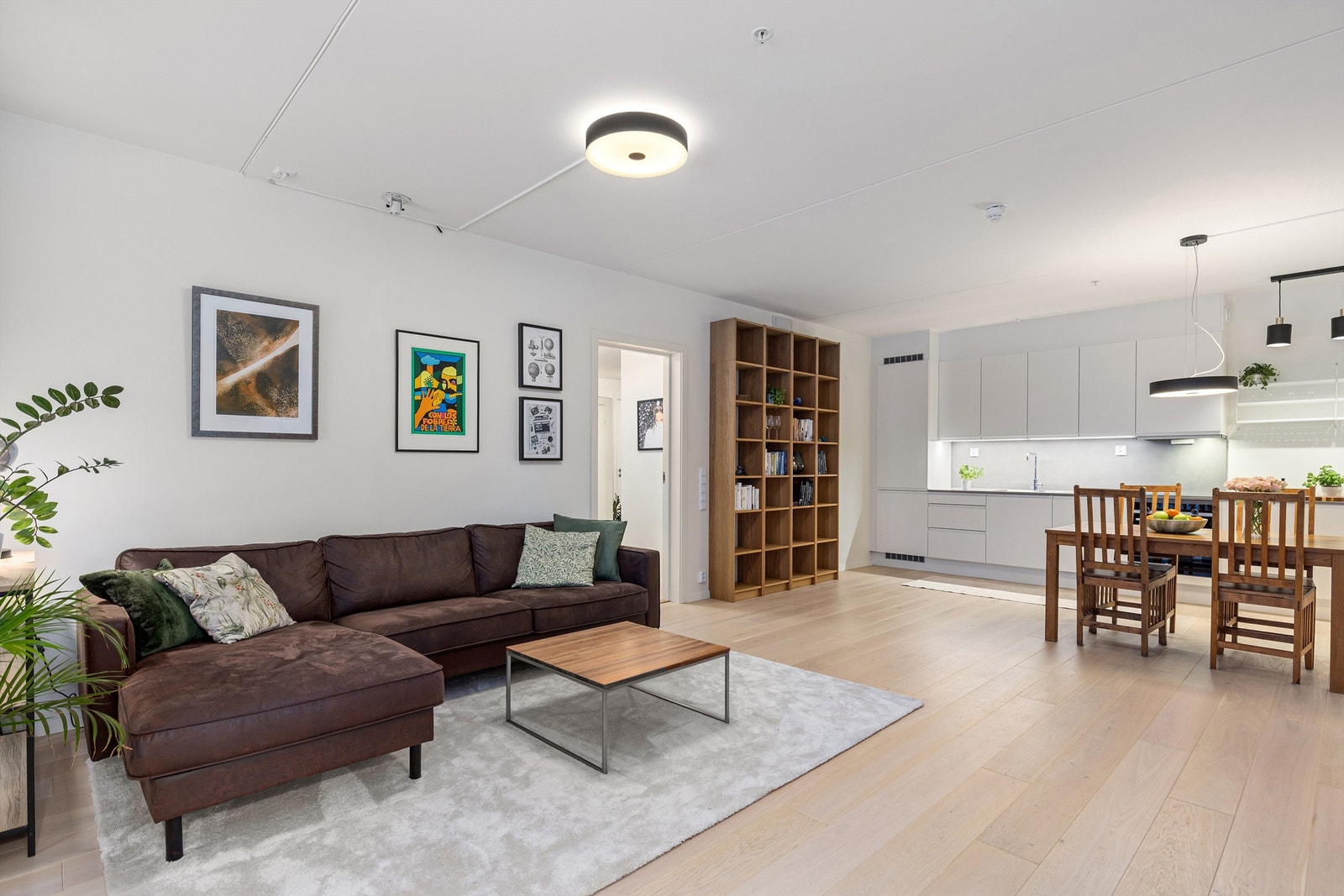 Stuen og kjøkkenet er samlet i en åpen og sosial løsning. Galleribilde