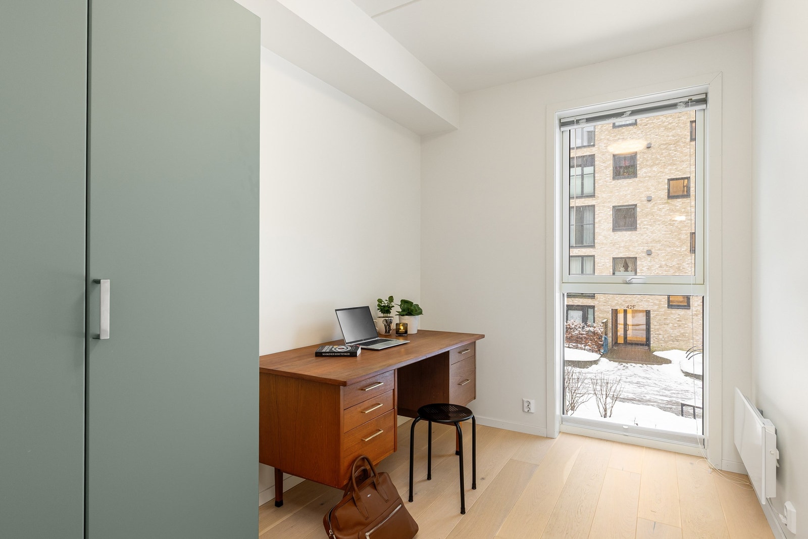 Vinduet på soverommet vender ut mot sameiets bilfrie fellesarealer. Galleribilde