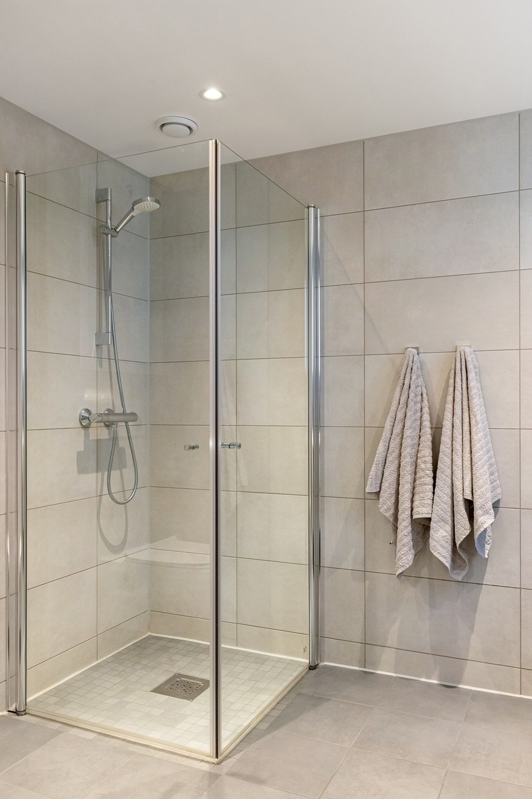 Dusjhjørne med dusjarmatur. Galleribilde