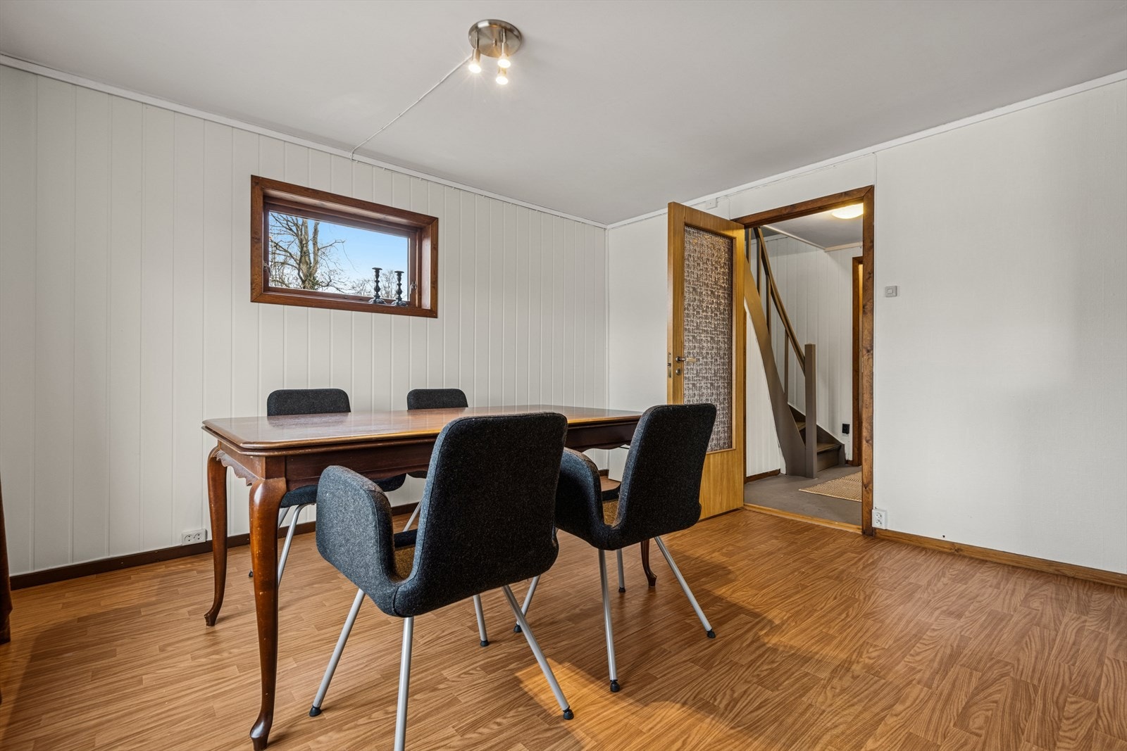 Romslig stue med plass til spisegruppe. Galleribilde