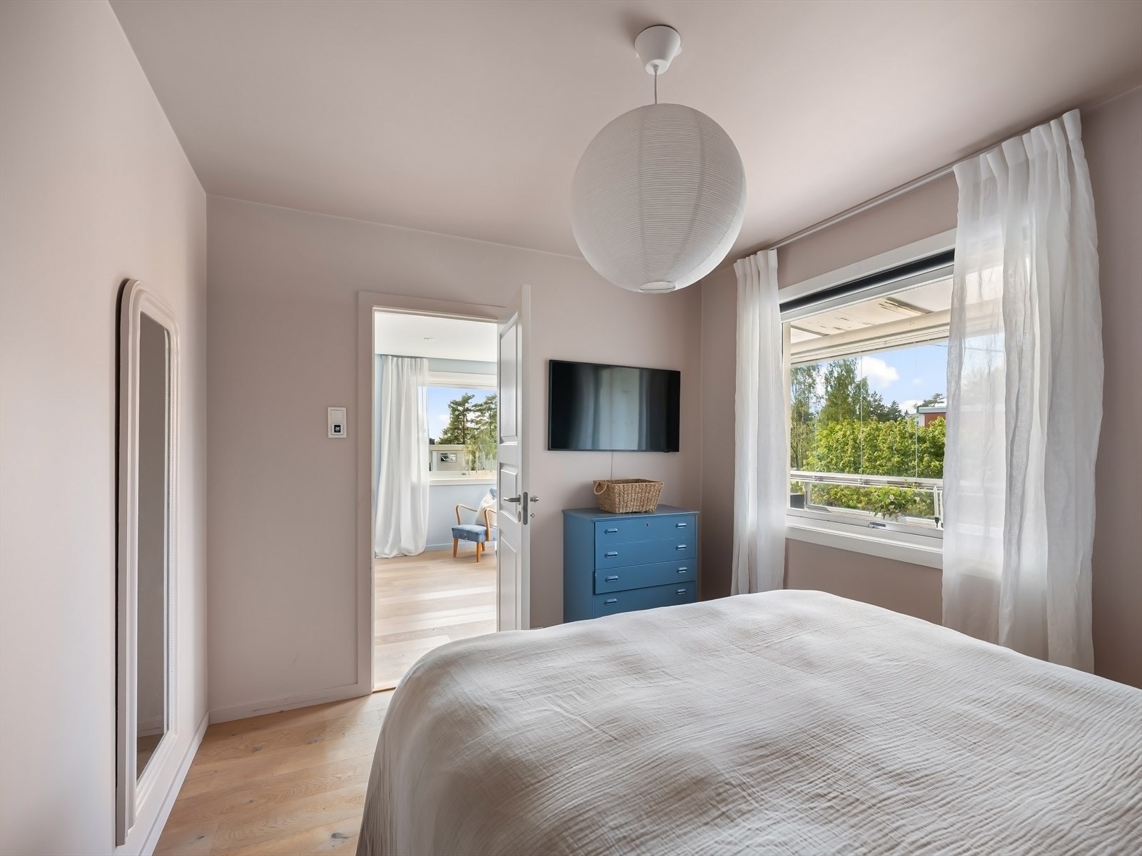 Lyst og luftig hovedsoverom med plass til dobbeltseng og ekstra garderobe. Galleribilde