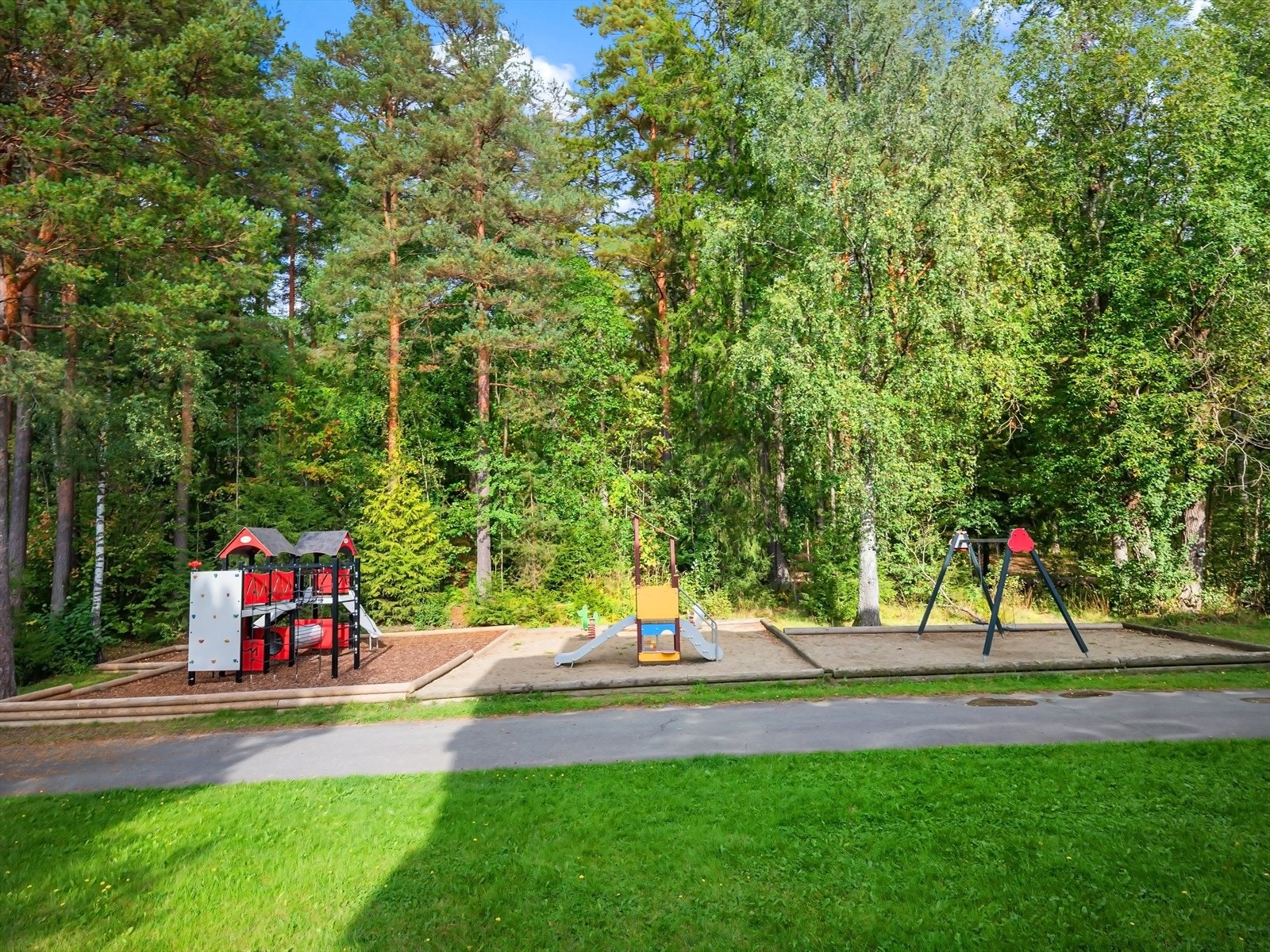 Hyggelig og godt utstyrt lekeplass ved skogholtet. Galleribilde