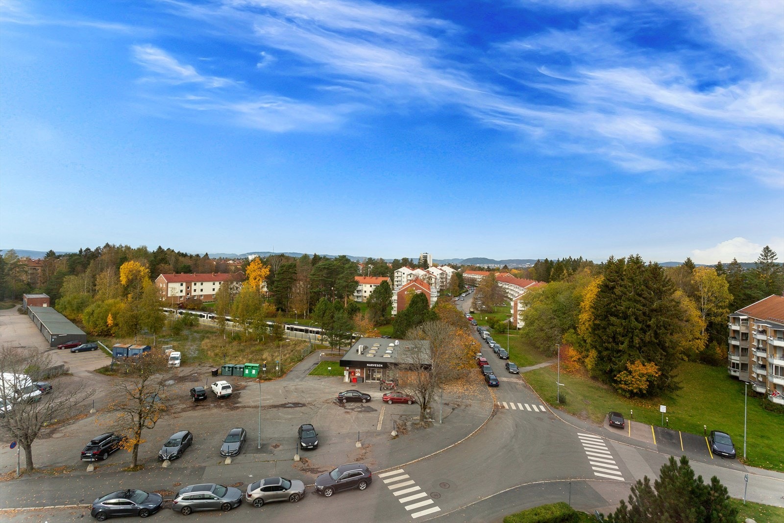 Ca. 500 meter til Munkelia T-Bane og 700 meter til Bergkrystallen T-bane. Galleribilde