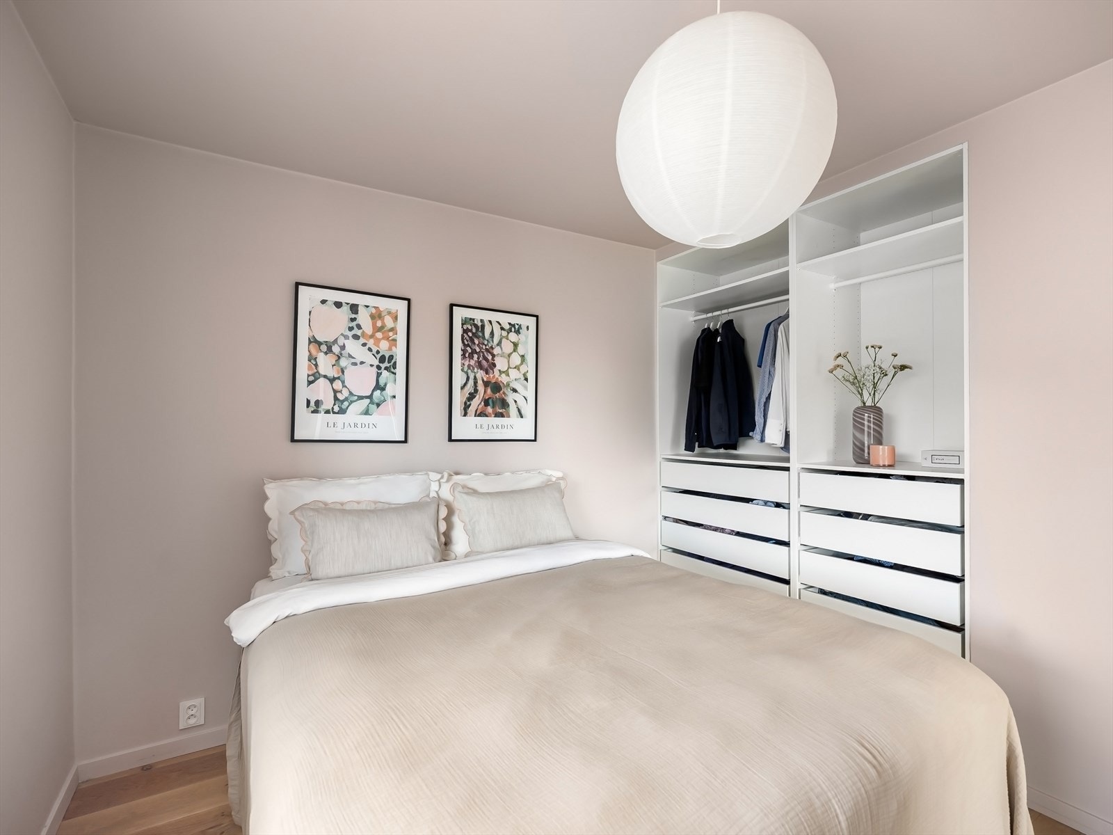 Rikelig med oppbevaringsplass i skap på langsiden av rommet. Galleribilde