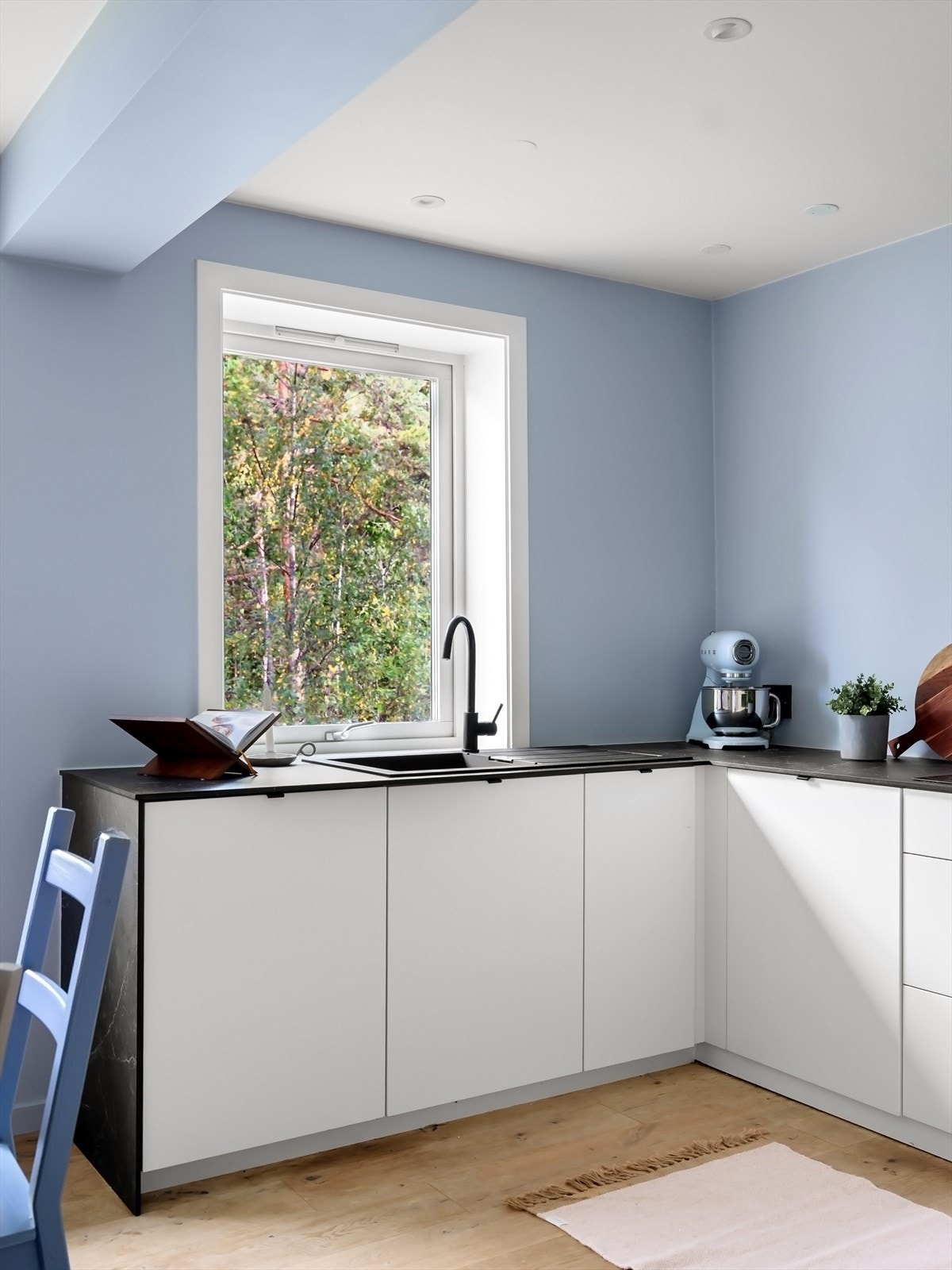 Flere, fine soner for matlaging godt med oppbevaringsplass. Galleribilde