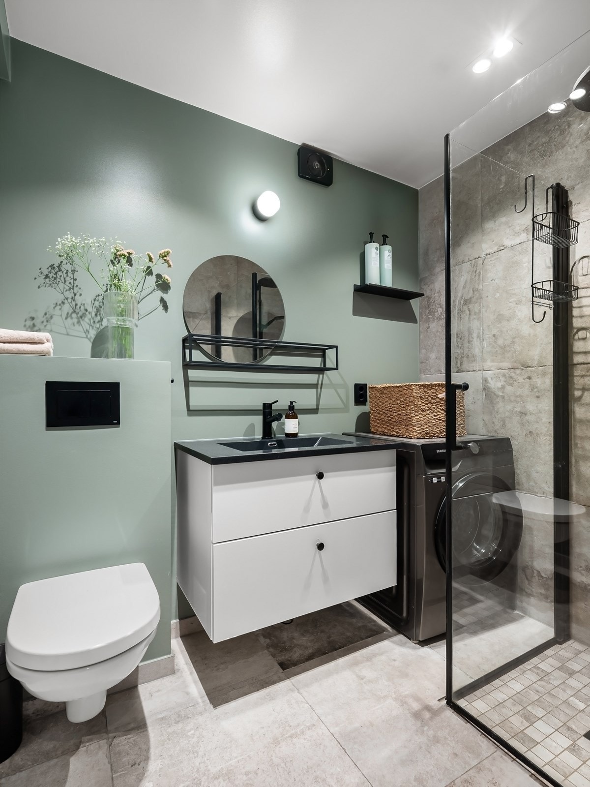 Delikat og meget smakfullt innredet bad med store fliser og varmekabler i gulv. Galleribilde