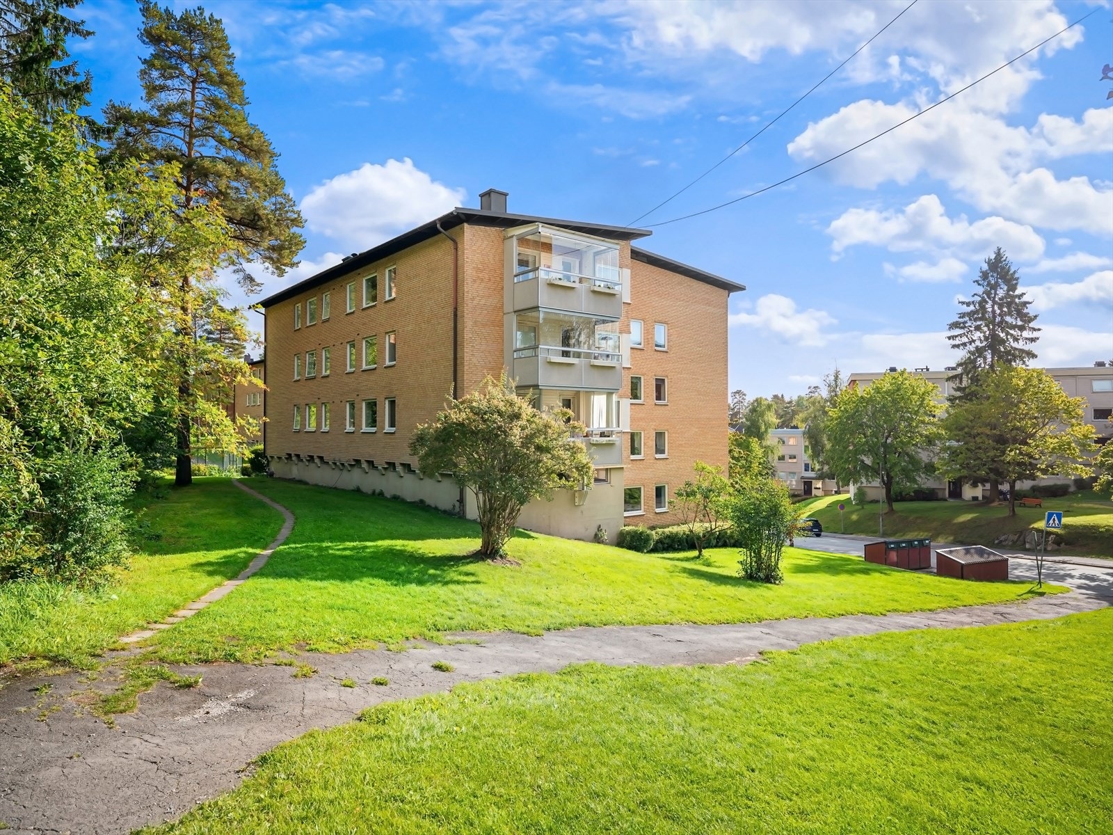 Rett ved er skogen og det er godt med luft mellom byggene. Galleribilde